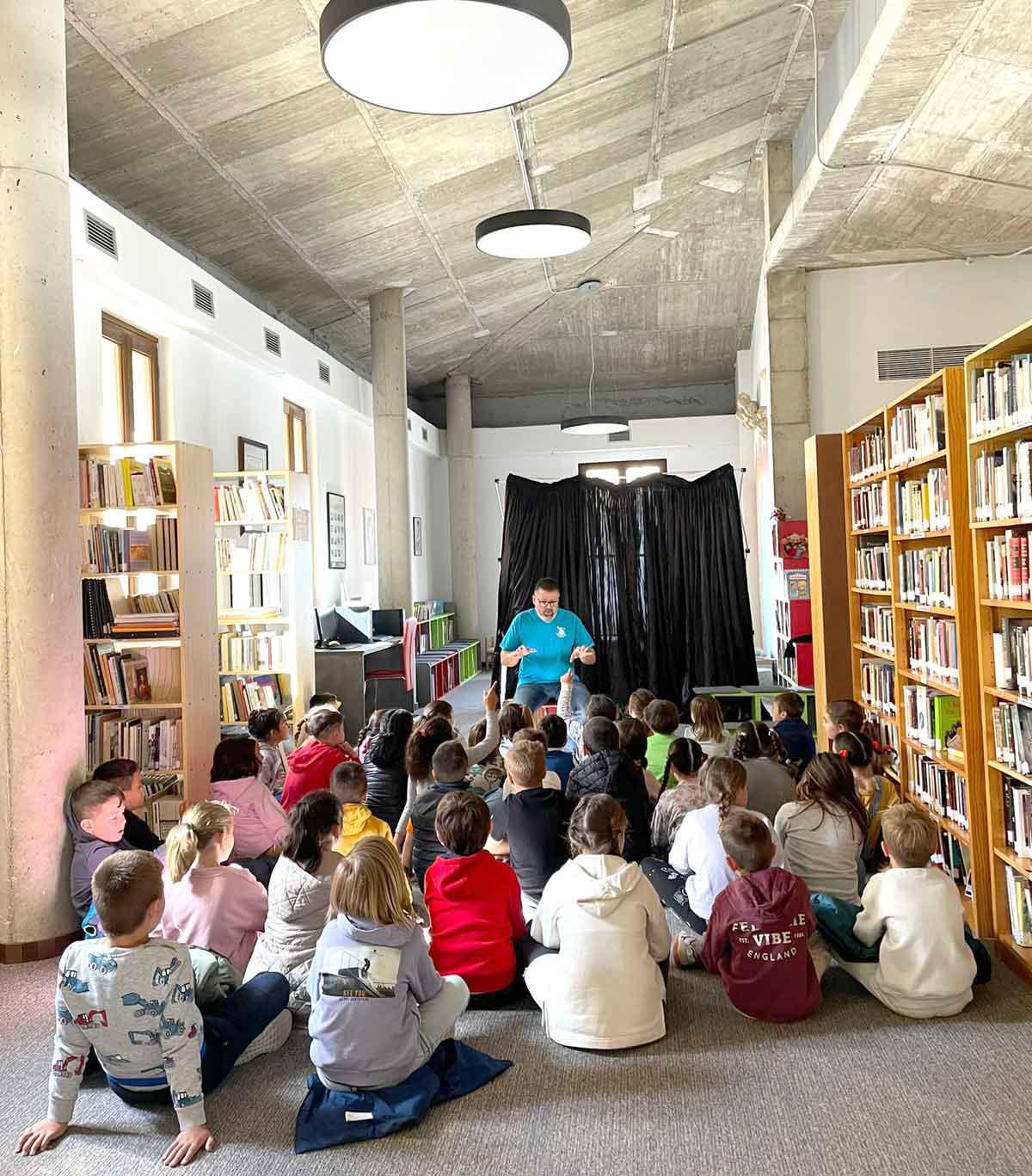 Niños atentos en la biblioteca de Viver