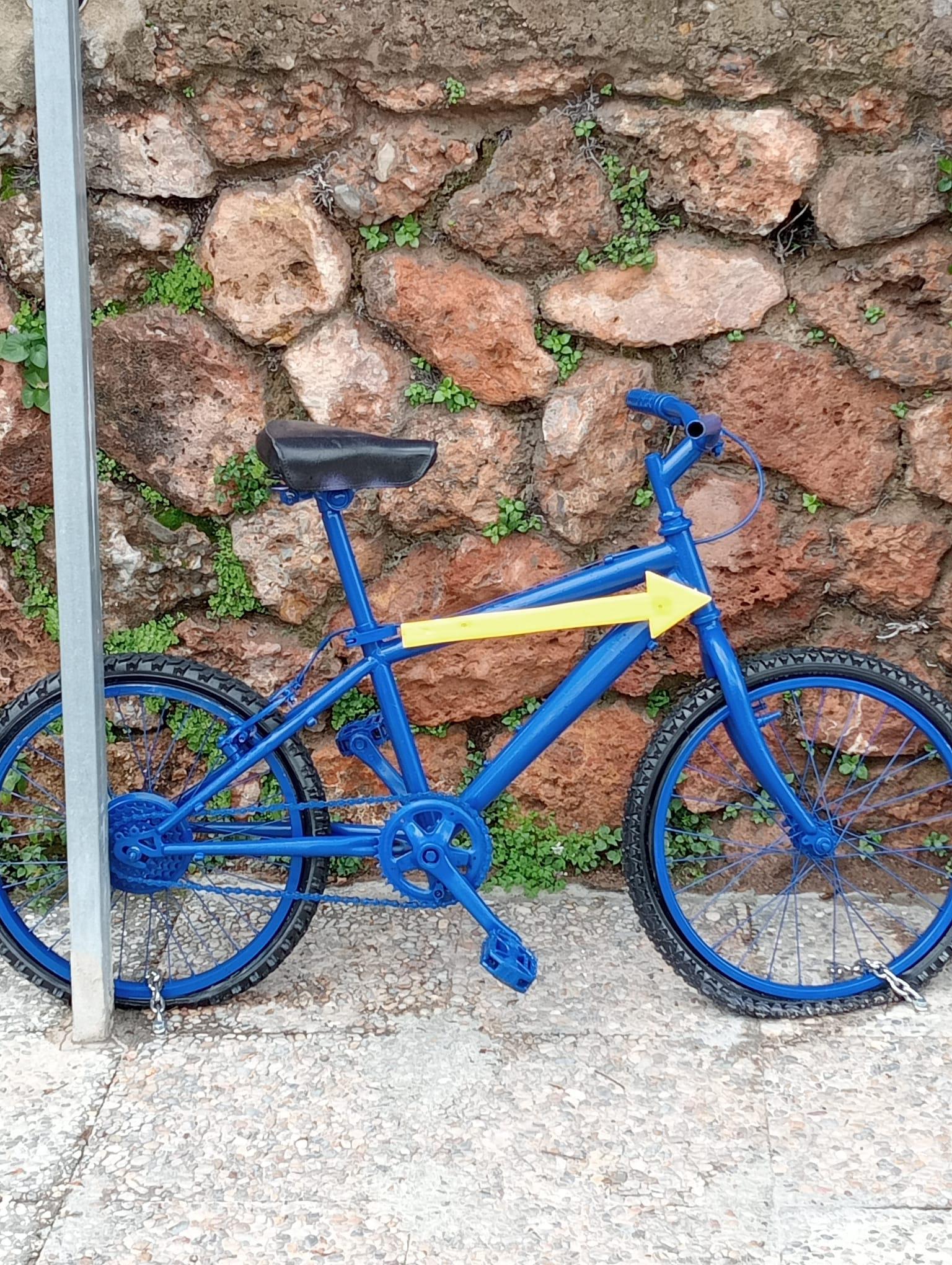 Turismo_Viver_Bici señalizadora del Camino de Santiago en la calle Santa Cruz