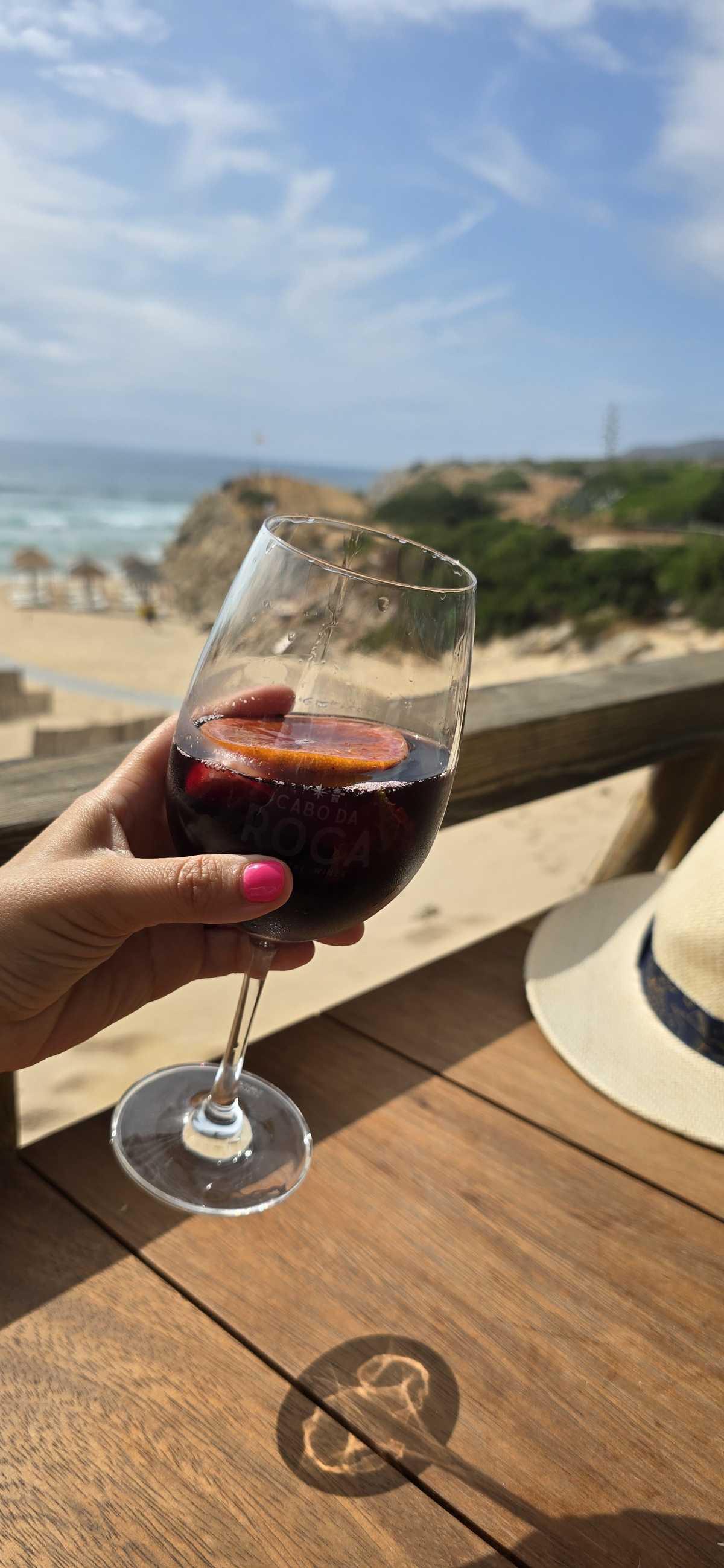 Bar do Guincho – Cascais : Un verre les pieds dans le sable, avec vue sur l’Atlantique 🌊🐾