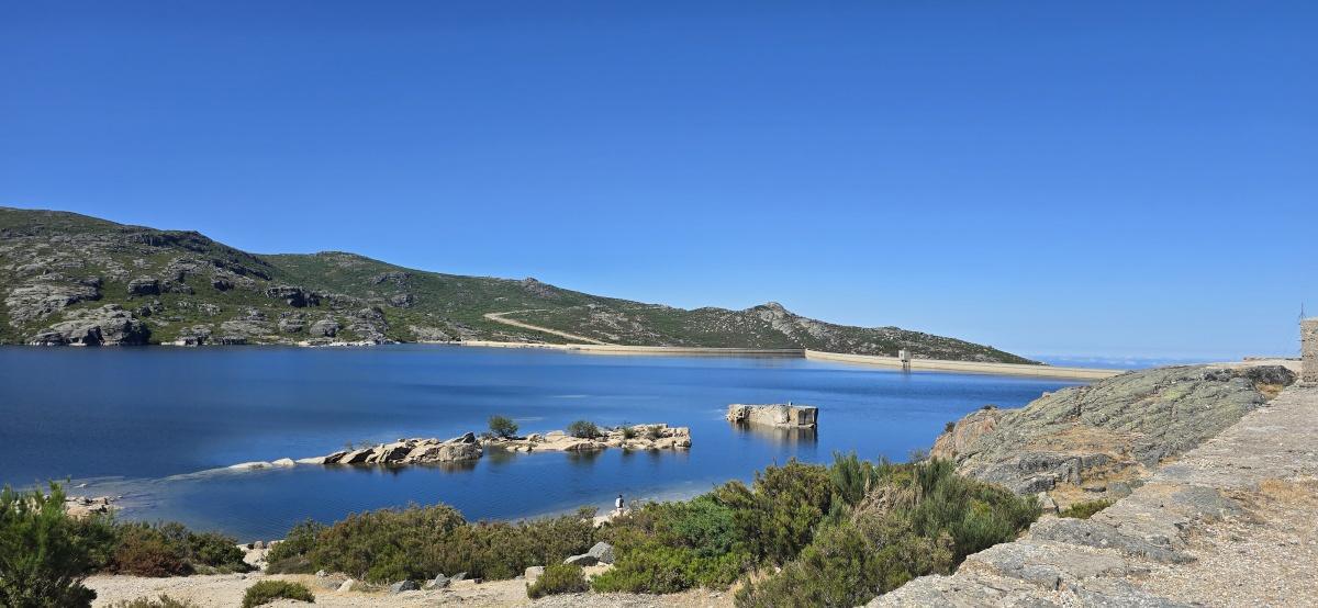Lagoa Comprida : Une pause magique au bord de l’eau, tout en haut du Portugal 💧🏔️ Lagoa Comprida : Une pause magique au bord de l’eau, tout en haut du Portugal 💧🏔️