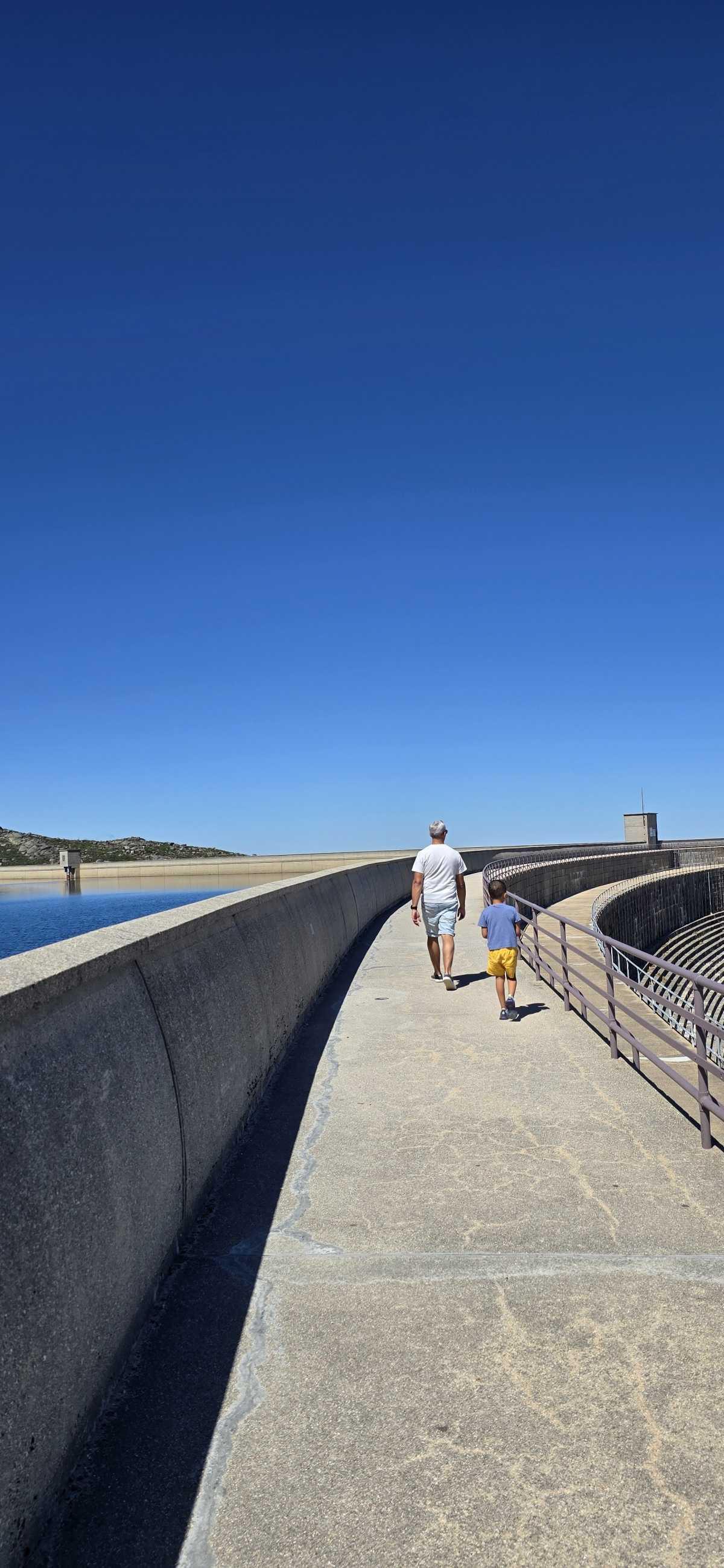 Lagoa Comprida : Une pause magique au bord de l’eau, tout en haut du Portugal 💧🏔️ Lagoa Comprida : Une pause magique au bord de l’eau, tout en haut du Portugal 💧🏔️