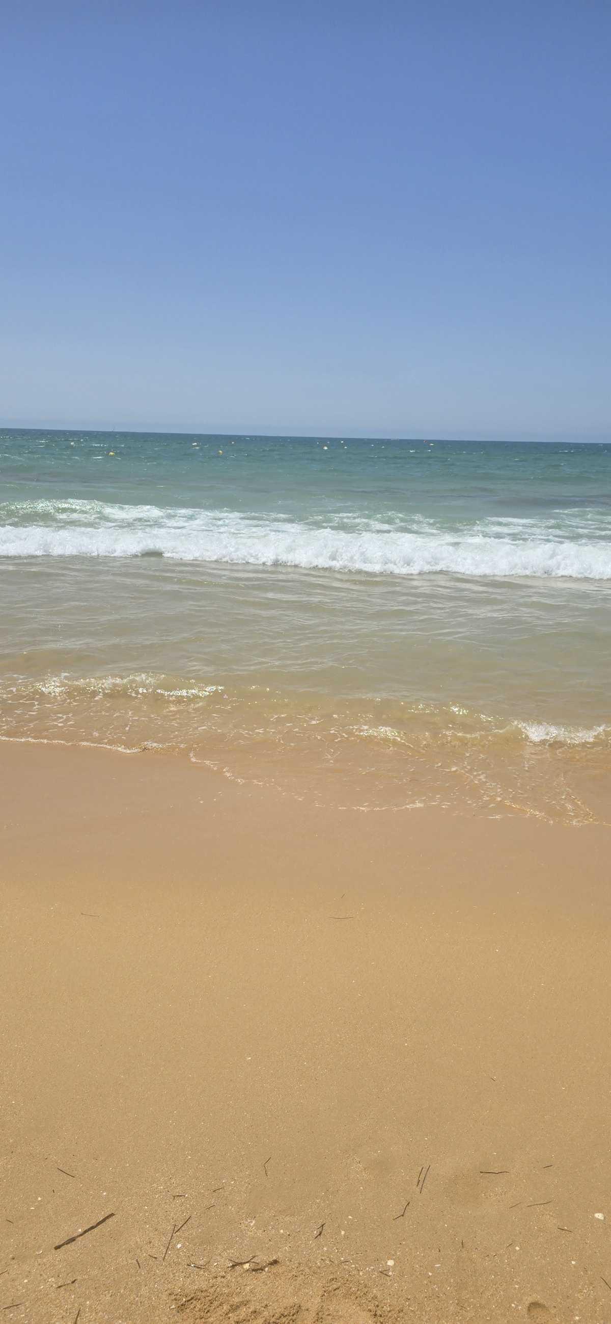 Praia da Falésia : Des falaises rougeoyantes pour une plage à couper le souffle 🧡🌊 Praia da Falésia : Des falaises rougeoyantes pour une plage à couper le souffle 🧡🌊