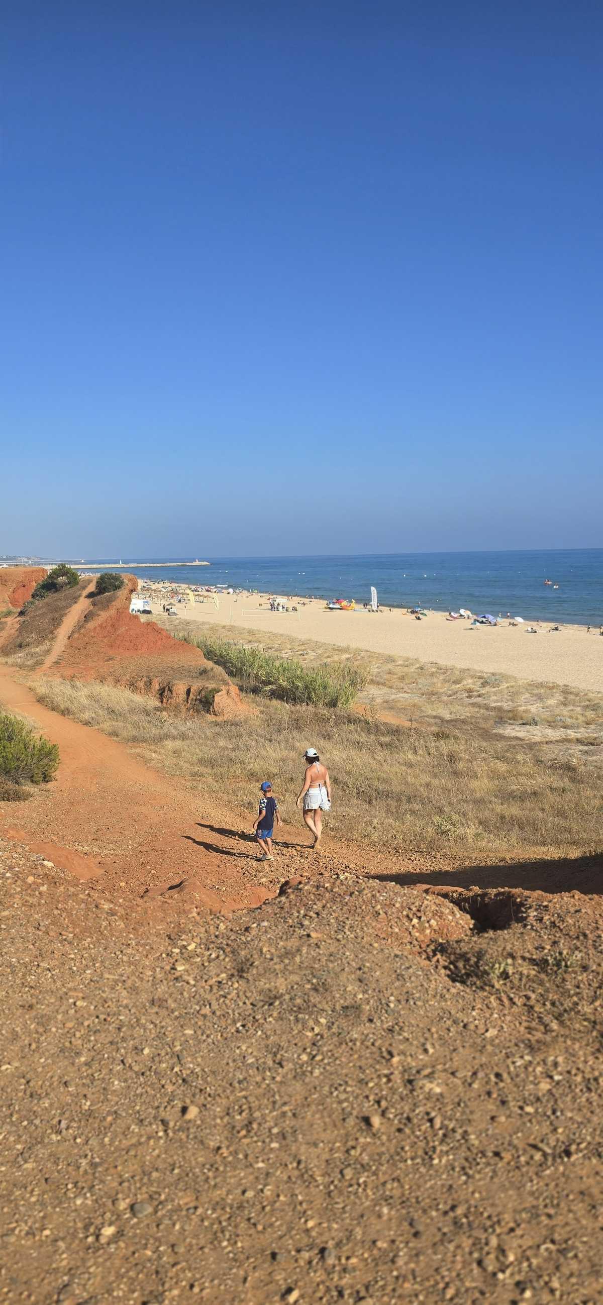 Praia da Falésia : Des falaises rougeoyantes pour une plage à couper le souffle 🧡🌊 Praia da Falésia : Des falaises rougeoyantes pour une plage à couper le souffle 🧡🌊