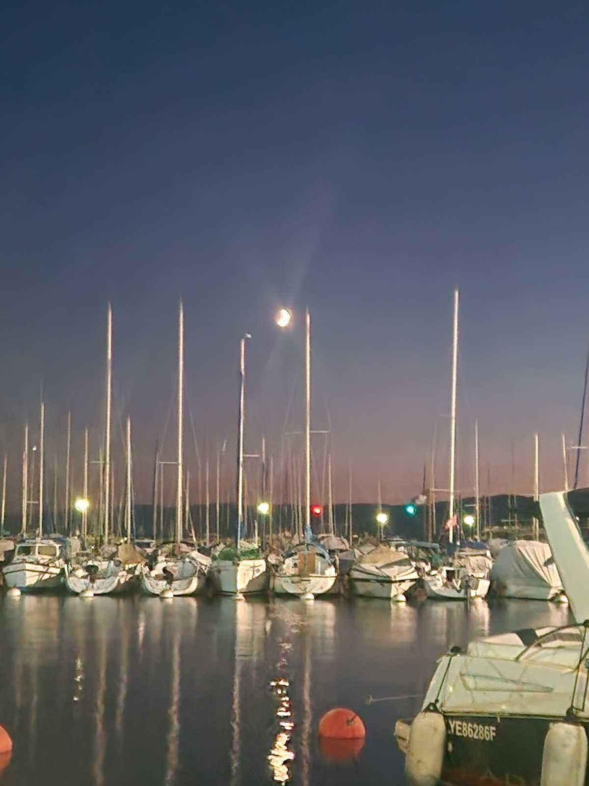 Cascais Marina : Promenade en bord de mer, entre bateaux, glaces et soleil couchant ⚓🌞