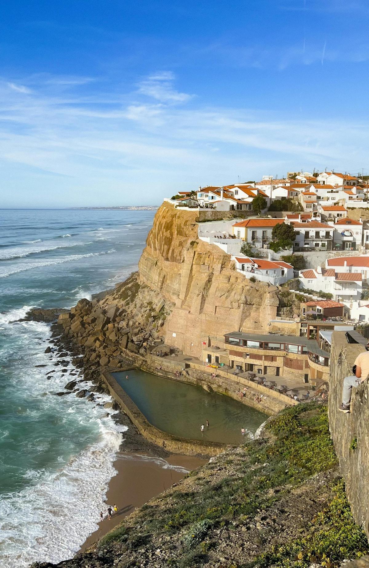 Azenhas do Mar : Petit village perché entre mer et falaises parfait pour une escapade 🌅familiale