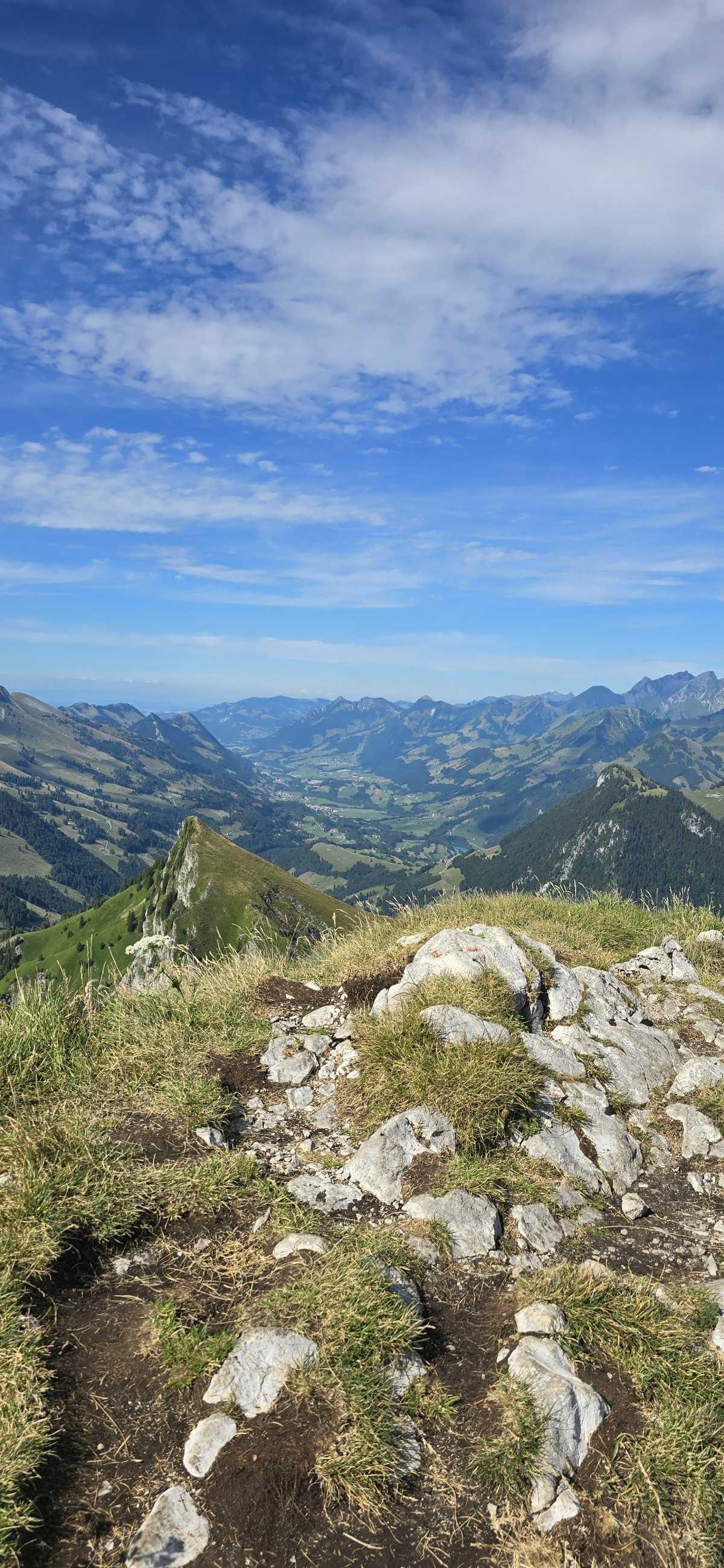 Rochers de Naye : Le sommet panoramique qui surplombe le Léman et les Alpes suisses 🇨🇭🏔️ Rochers de Naye : Le sommet panoramique qui surplombe le Léman et les Alpes suisses 🇨🇭🏔️