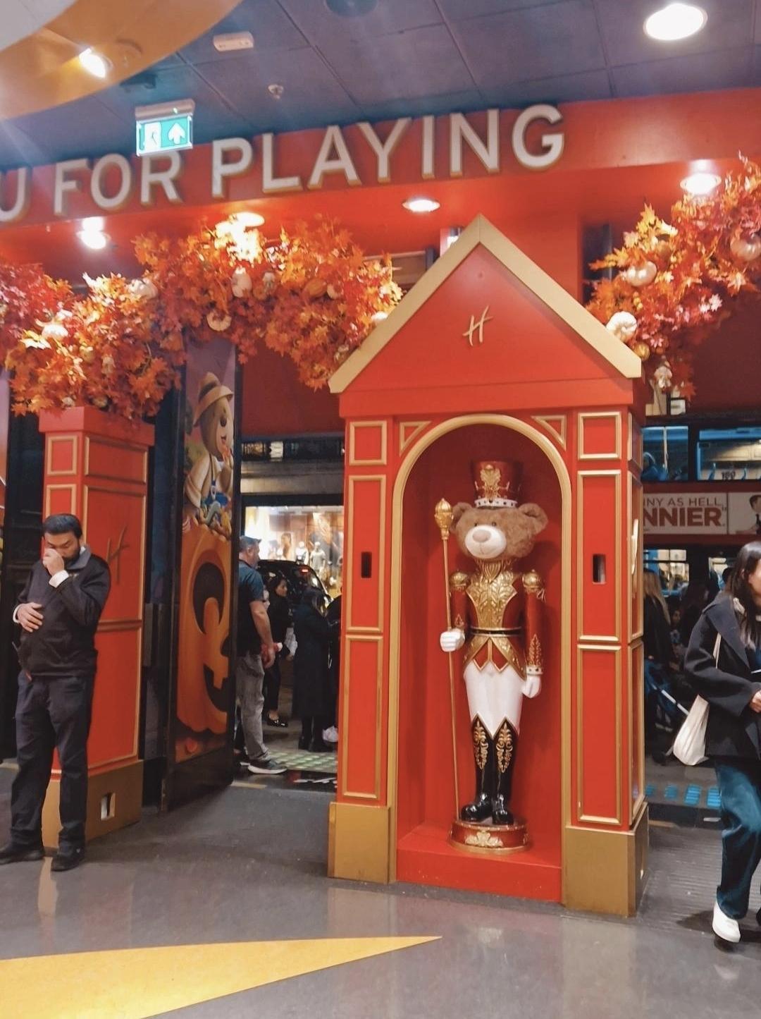 Hamleys London (Régent Street) : Le paradis du jouet… où l’on crée sa propre peluche 🧸✨ Hamleys London (Régent Street) : Le paradis du jouet… où l’on crée sa propre peluche 🧸✨