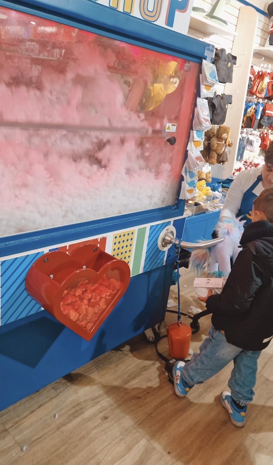 Hamleys London (Régent Street) : Le paradis du jouet… où l’on crée sa propre peluche 🧸✨ Hamleys London (Régent Street) : Le paradis du jouet… où l’on crée sa propre peluche 🧸✨