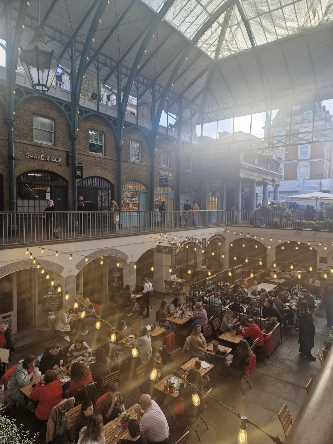 Covent Garden (Londres) : Un lieu vibrant où se mêlent spectacles, saveurs et magie londonienne 🎭 Covent Garden (Londres) : Un lieu vibrant où se mêlent spectacles, saveurs et magie londonienne 🎭