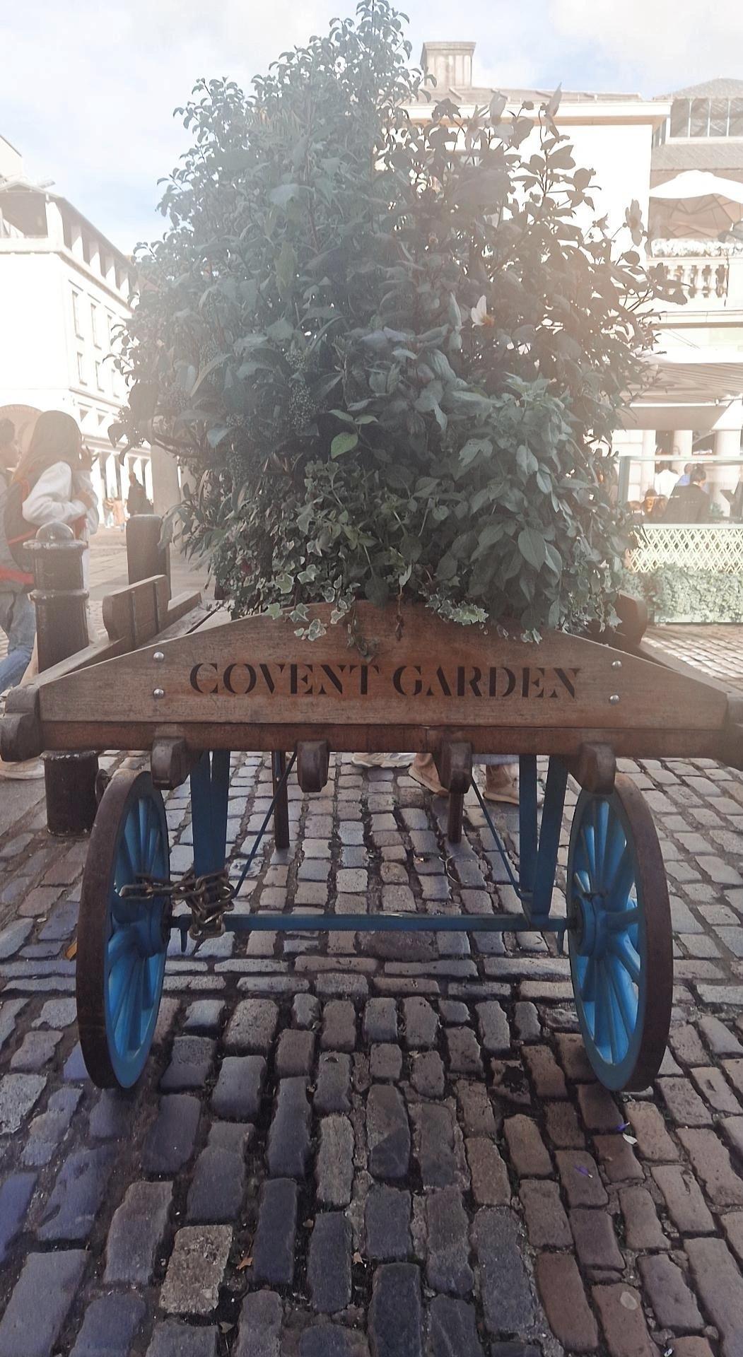 Covent Garden (Londres) : Un lieu vibrant où se mêlent spectacles, saveurs et magie londonienne 🎭 Covent Garden (Londres) : Un lieu vibrant où se mêlent spectacles, saveurs et magie londonienne 🎭