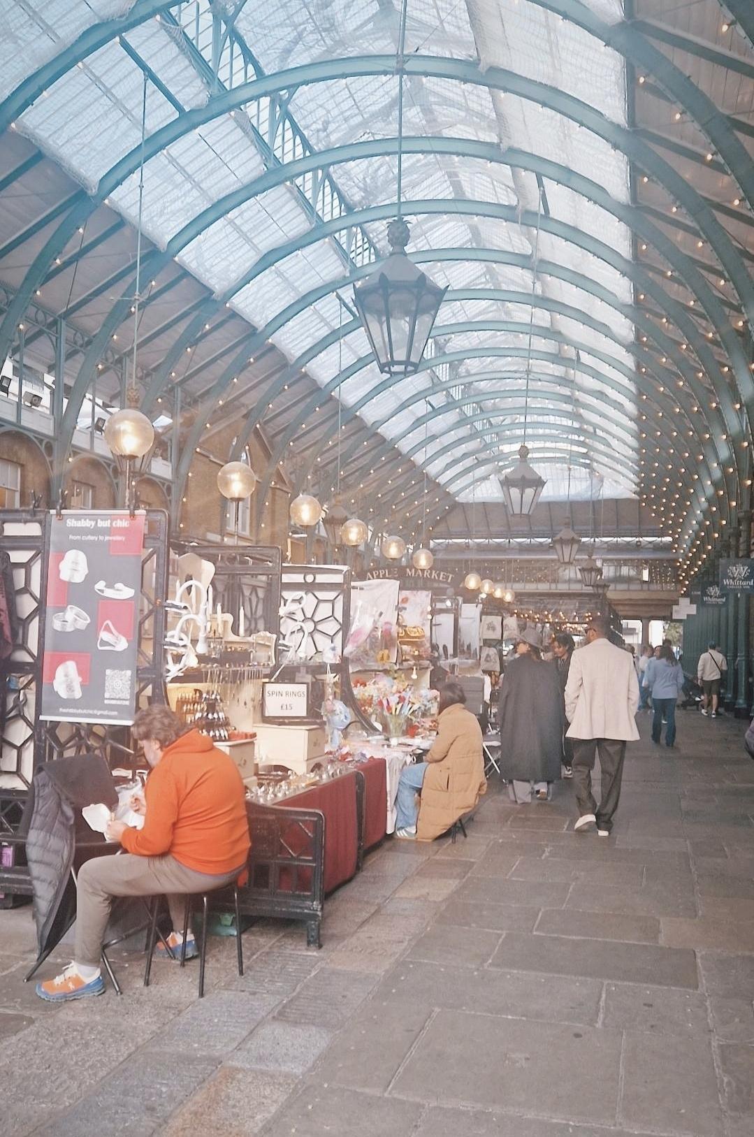 Covent Garden (Londres) : Un lieu vibrant où se mêlent spectacles, saveurs et magie londonienne 🎭 Covent Garden (Londres) : Un lieu vibrant où se mêlent spectacles, saveurs et magie londonienne 🎭