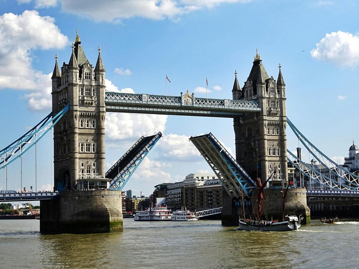 Tower Bridge (Londres) : Le pont le plus célèbre de la capitale, à découvrir en famille 🌉 Tower Bridge (Londres) : Le pont le plus célèbre de la capitale, à découvrir en famille 🌉
