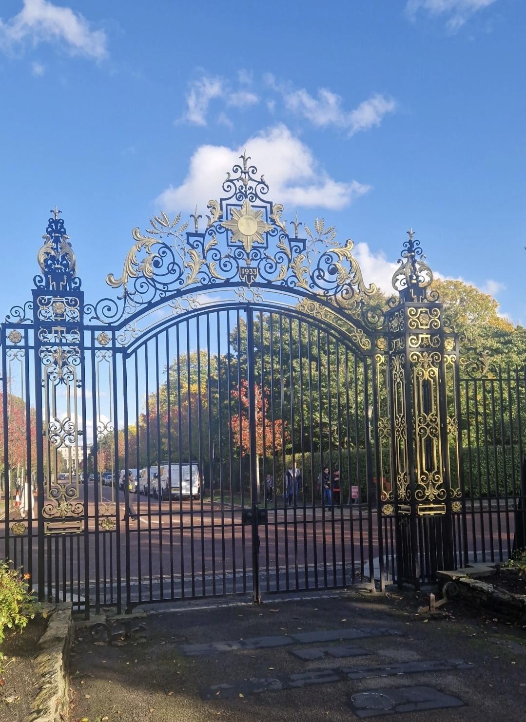 Queen Mary’s Gardens (Londres) : Un écrin de roses en plein cœur de Regent’s Park 🌹👑 Queen Mary’s Gardens (Londres) : Un écrin de roses en plein cœur de Regent’s Park 🌹👑