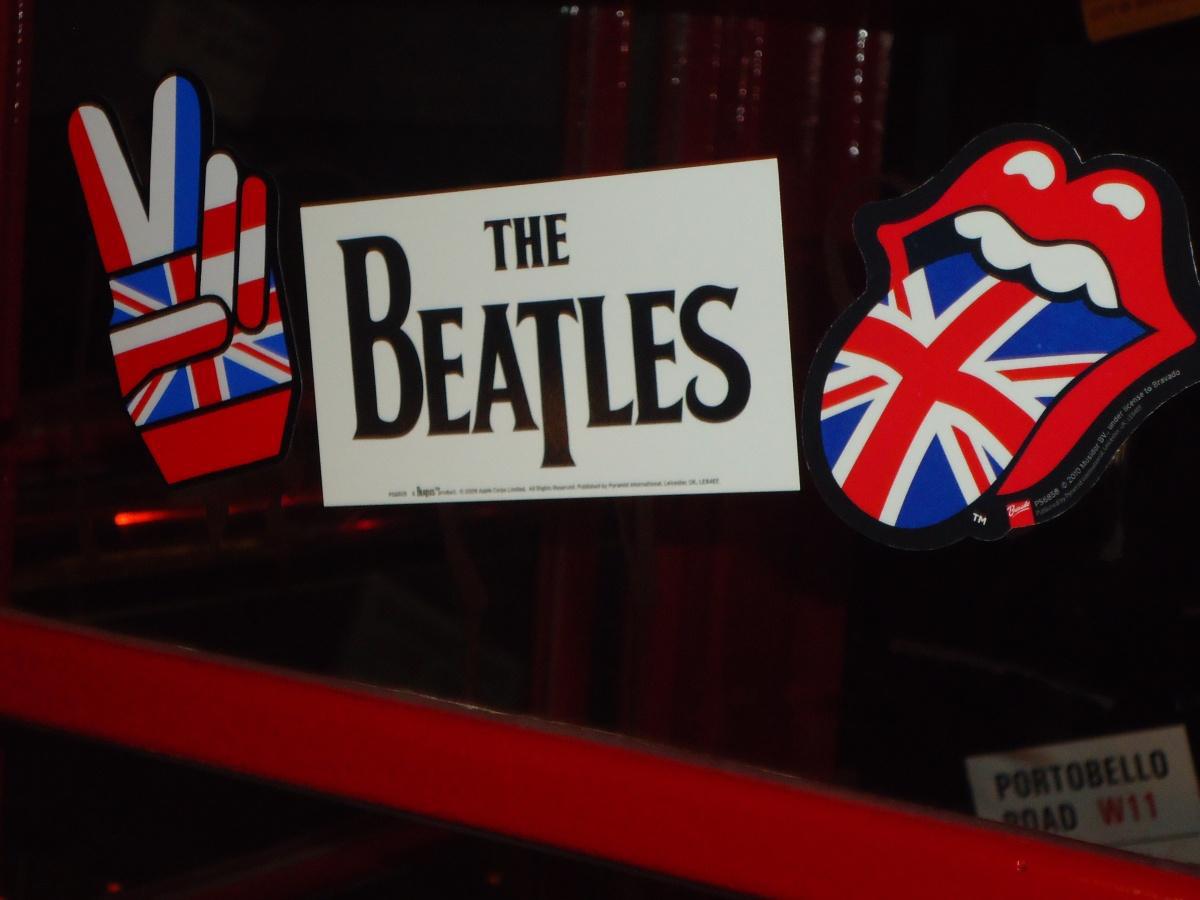 Piccadilly Circus (Londres) : Lumières, boutiques, spectacles de rue… une ambiance londonienne incontournable ✨