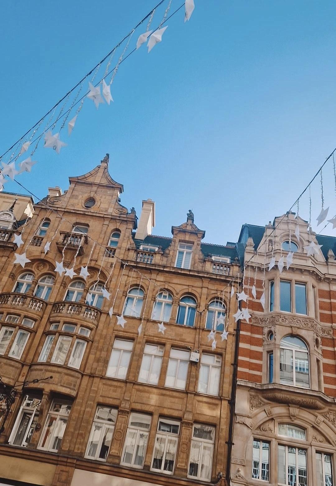 Piccadilly Circus (Londres) : Lumières, boutiques, spectacles de rue… une ambiance londonienne incontournable ✨ Piccadilly Circus (Londres) : Lumières, boutiques, spectacles de rue… une ambiance londonienne incontournable ✨