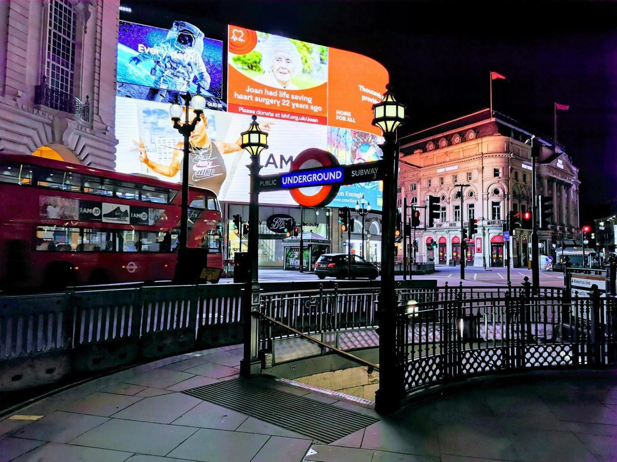 Piccadilly Circus (Londres) : Lumières, boutiques, spectacles de rue… une ambiance londonienne incontournable ✨ Piccadilly Circus (Londres) : Lumières, boutiques, spectacles de rue… une ambiance londonienne incontournable ✨
