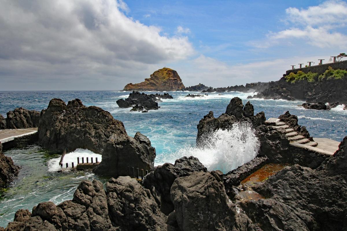 Porto Moniz, Madère : Un joyau naturel entre piscines volcaniques et panoramas à couper le souffle 🌊 Porto Moniz, Madère : Un joyau naturel entre piscines volcaniques et panoramas à couper le souffle 🌊