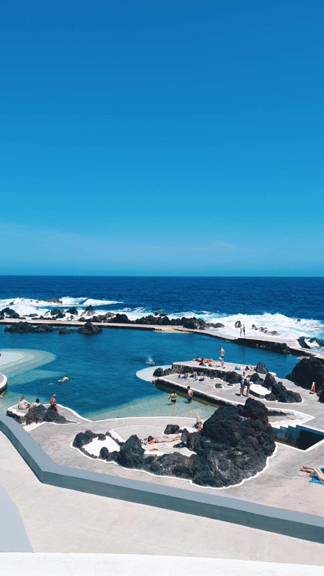 Porto Moniz, Madère : Un joyau naturel entre piscines volcaniques et panoramas à couper le souffle 🌊 Porto Moniz, Madère : Un joyau naturel entre piscines volcaniques et panoramas à couper le souffle 🌊