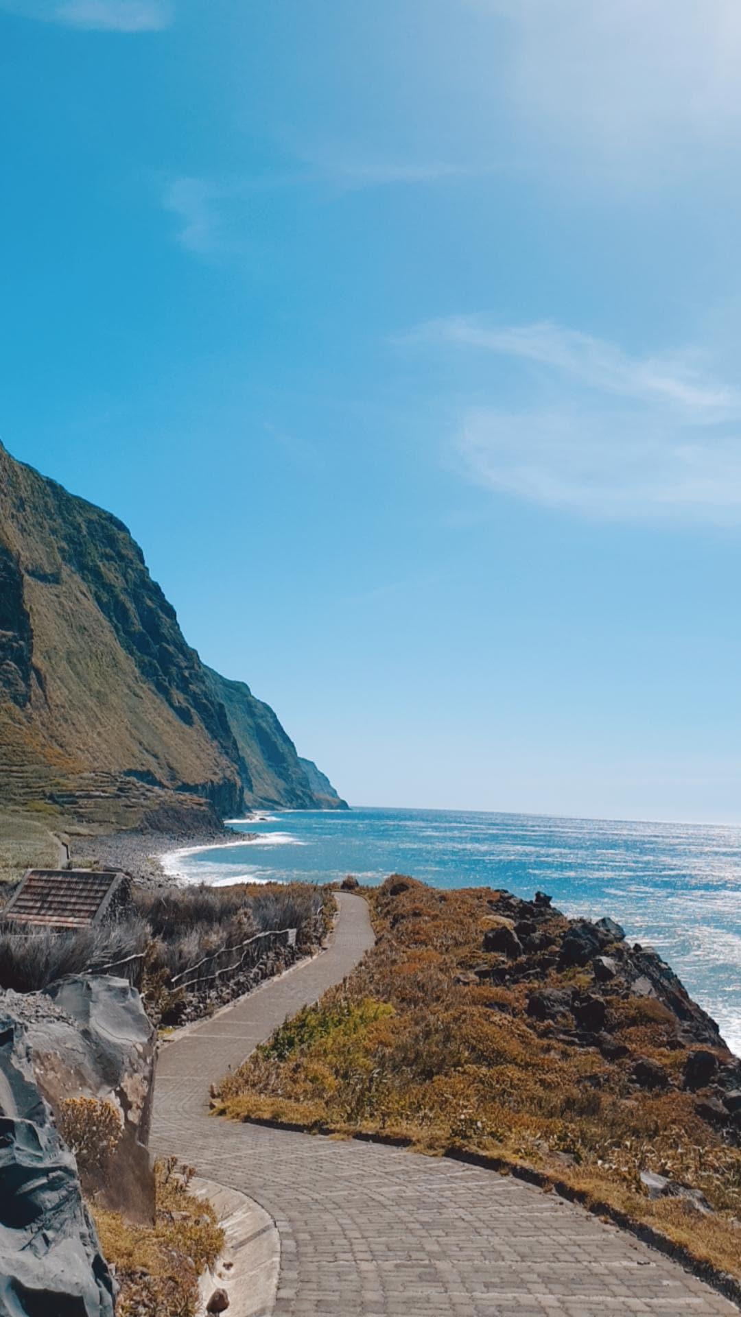 Cabo Girão (Madère) : Une vue vertigineuse sur l’océan… pour les cœurs bien accrochés ! 🌍👣