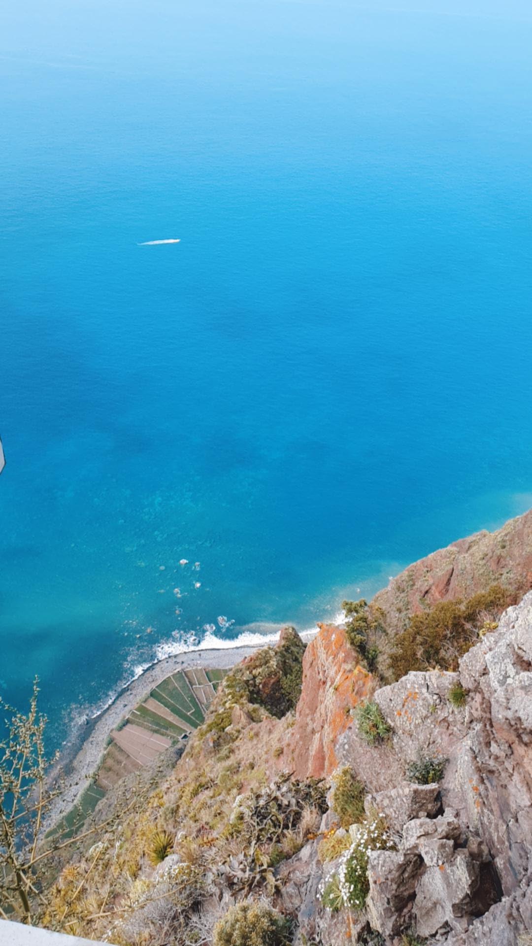 Cabo Girão (Madère) : Une vue vertigineuse sur l’océan… pour les cœurs bien accrochés ! 🌍👣