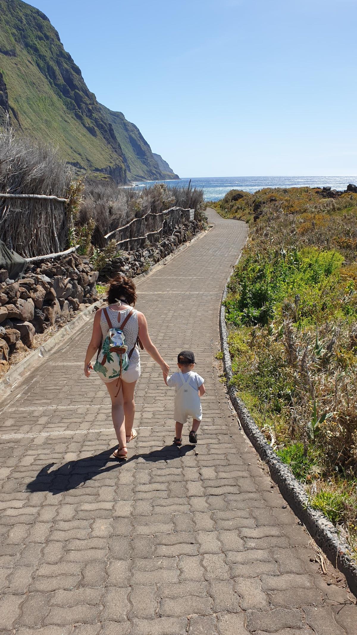Cabo Girão (Madère) : Une vue vertigineuse sur l’océan… pour les cœurs bien accrochés ! 🌍👣