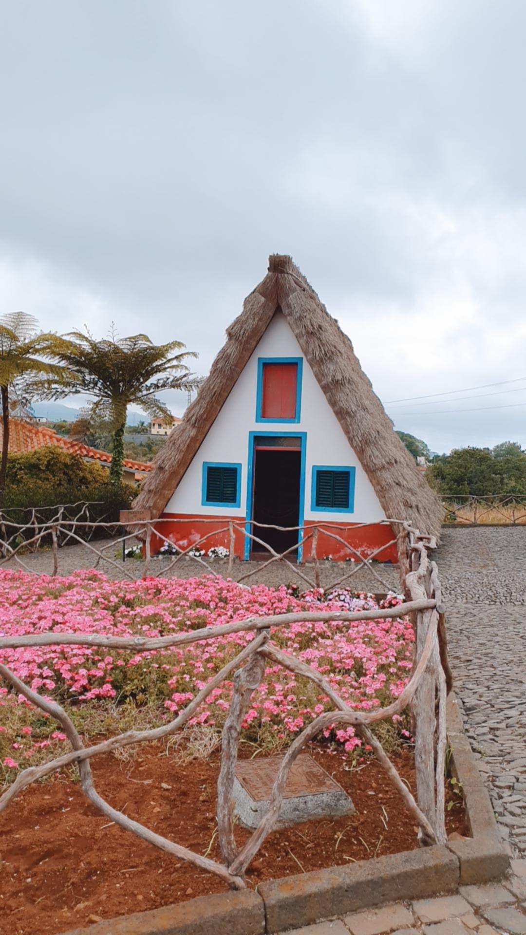 Santana (Madère) : Des maisons triangulaires tout droit sorties d’un conte 🏠🌺 Santana (Madère) : Des maisons triangulaires tout droit sorties d’un conte 🏠🌺