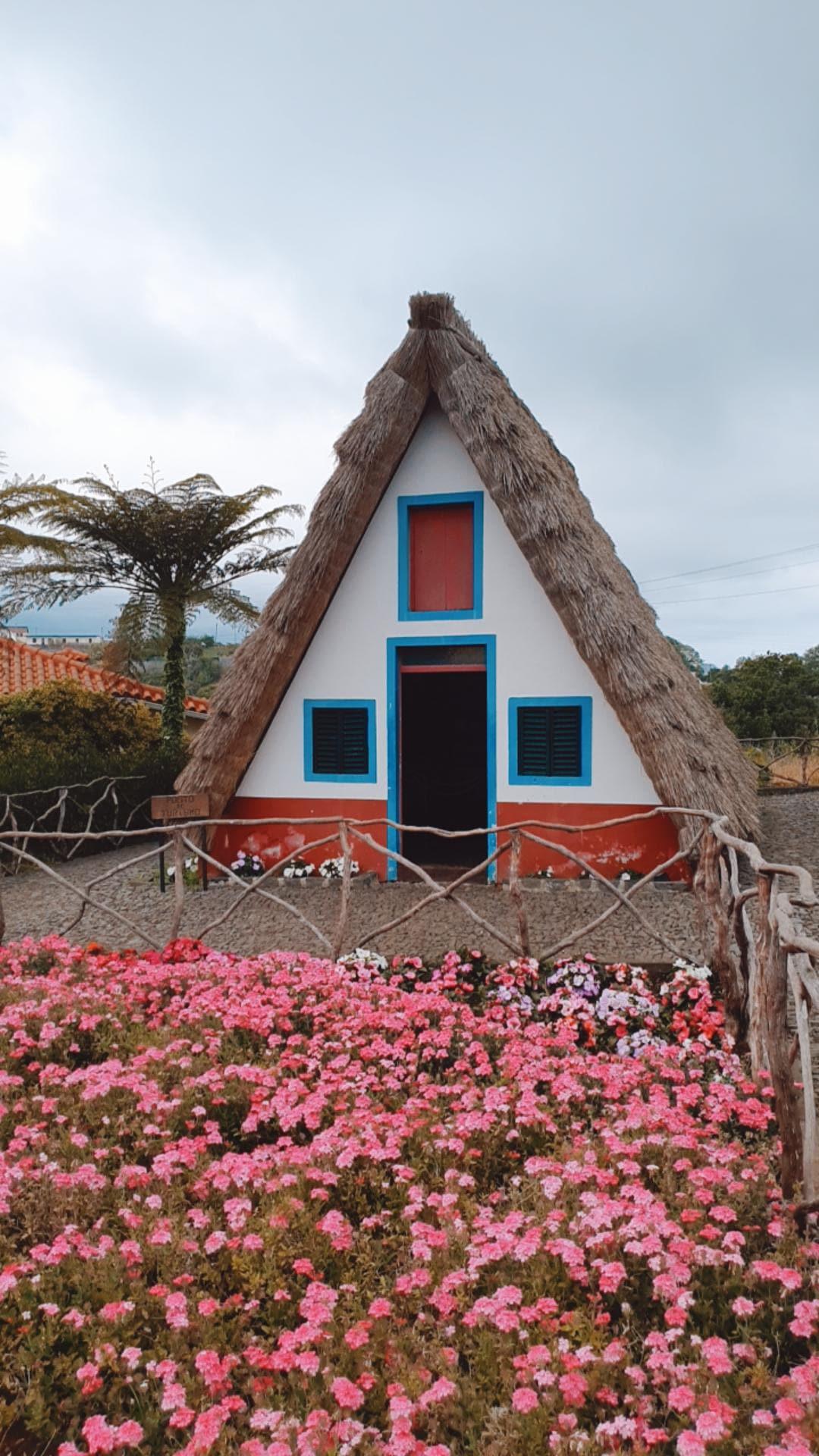 Santana (Madère) : Des maisons triangulaires tout droit sorties d’un conte 🏠🌺 Santana (Madère) : Des maisons triangulaires tout droit sorties d’un conte 🏠🌺
