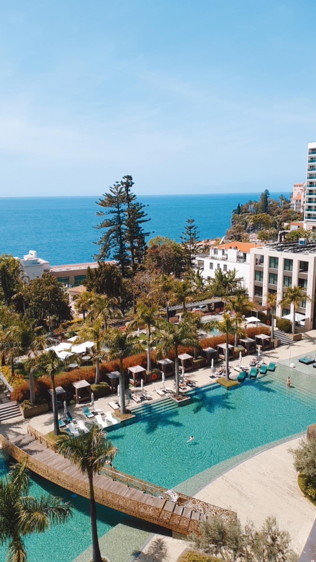 Savoy Palace (Funchal) : Luxe, confort et détente face à l’océan 🌊✨ Savoy Palace (Funchal) : Luxe, confort et détente face à l’océan 🌊✨