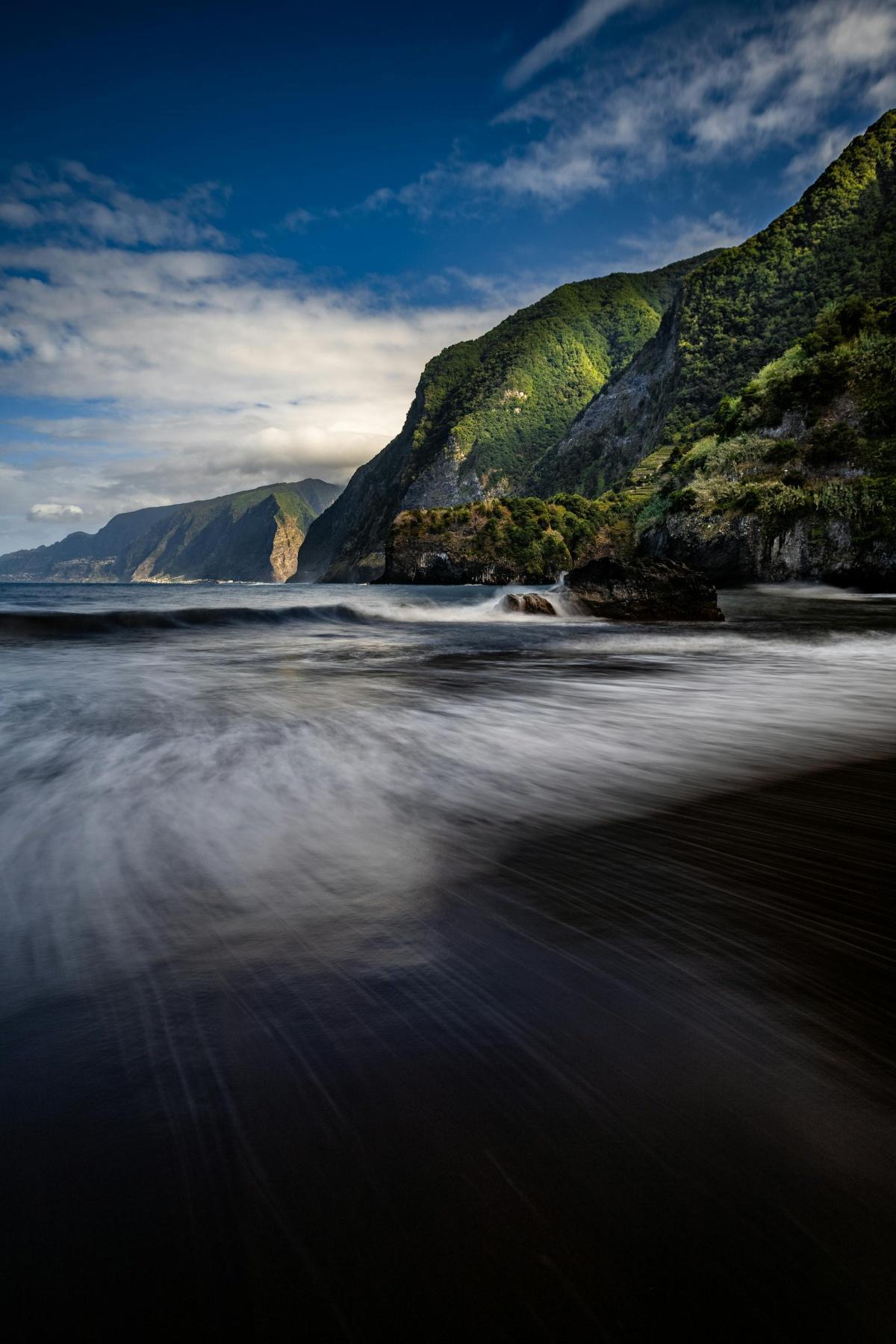 Plage de Porto do Seixal, Seixal (Madère) : Un refuge sauvage au sable noir niché entre falaises et Atlantique 🌋🌊 Plage de Porto do Seixal, Seixal (Madère) : Un refuge sauvage au sable noir niché entre falaises et Atlantique 🌋🌊