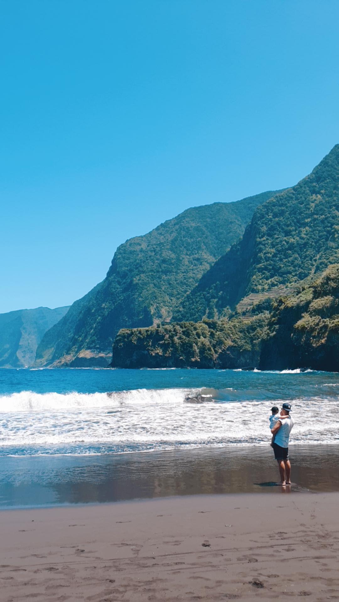 Plage de Porto do Seixal, Seixal (Madère) : Un refuge sauvage au sable noir niché entre falaises et Atlantique 🌋🌊 Plage de Porto do Seixal, Seixal (Madère) : Un refuge sauvage au sable noir niché entre falaises et Atlantique 🌋🌊