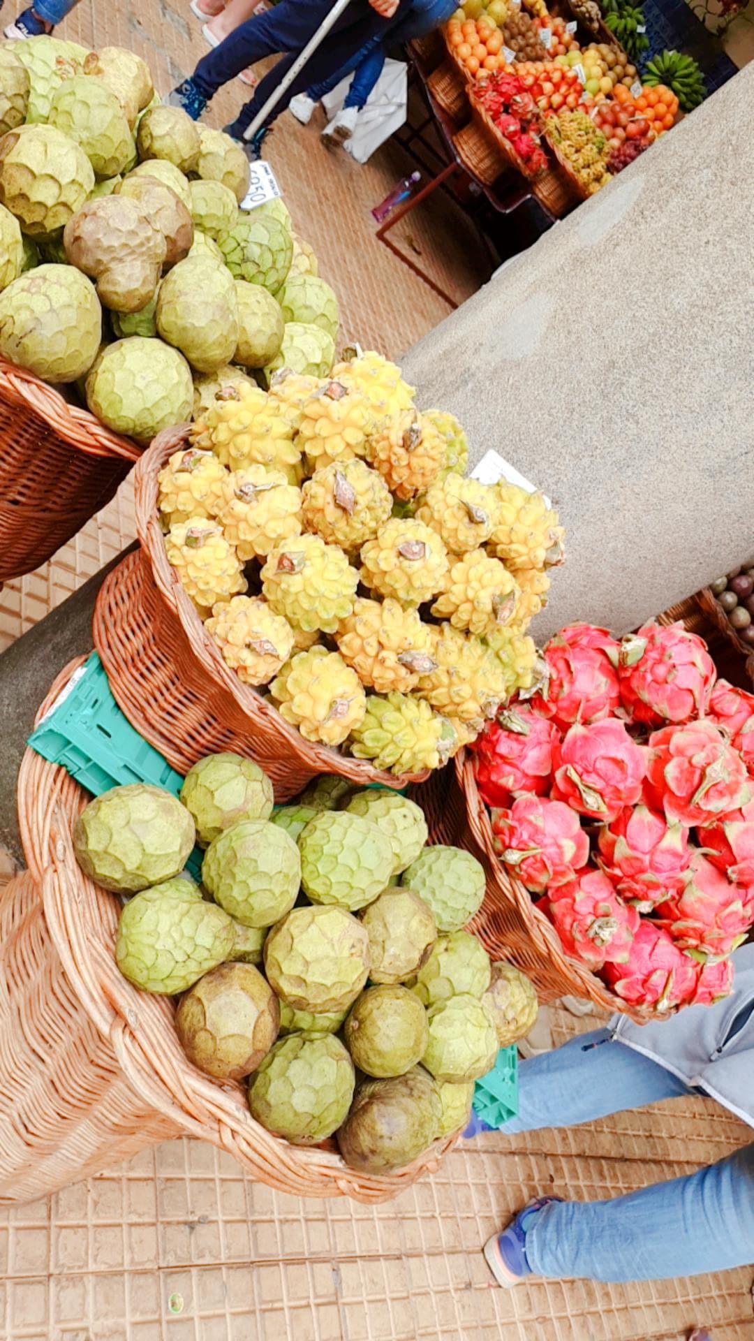 Mercado dos Lavradores (Funchal, Madère) : Un tour coloré des saveurs, des fleurs et des traditions locales 🌺🍍 Mercado dos Lavradores (Funchal, Madère) : Un tour coloré des saveurs, des fleurs et des traditions locales 🌺🍍