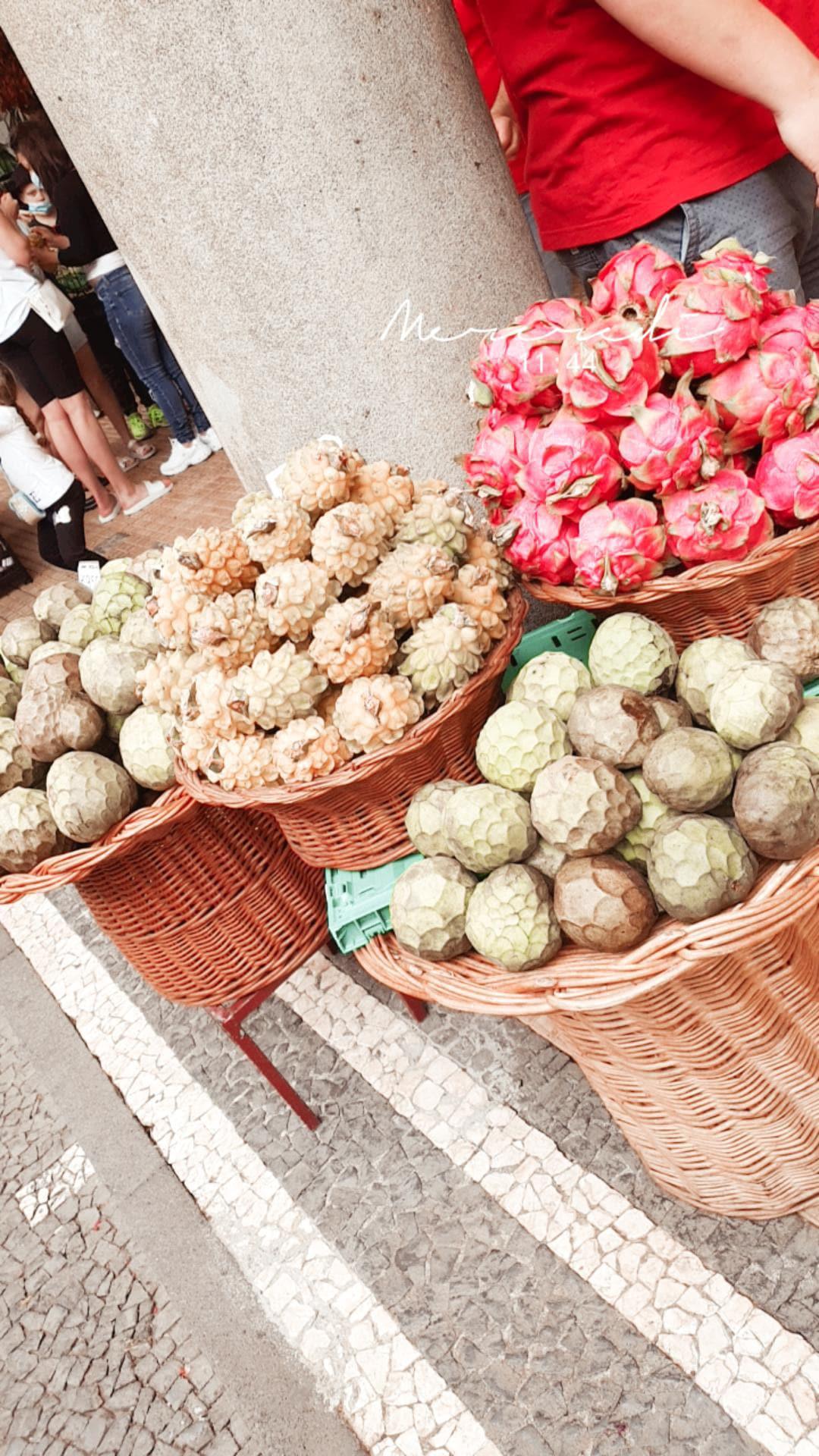 Mercado dos Lavradores (Funchal, Madère) : Un tour coloré des saveurs, des fleurs et des traditions locales 🌺🍍 Mercado dos Lavradores (Funchal, Madère) : Un tour coloré des saveurs, des fleurs et des traditions locales 🌺🍍