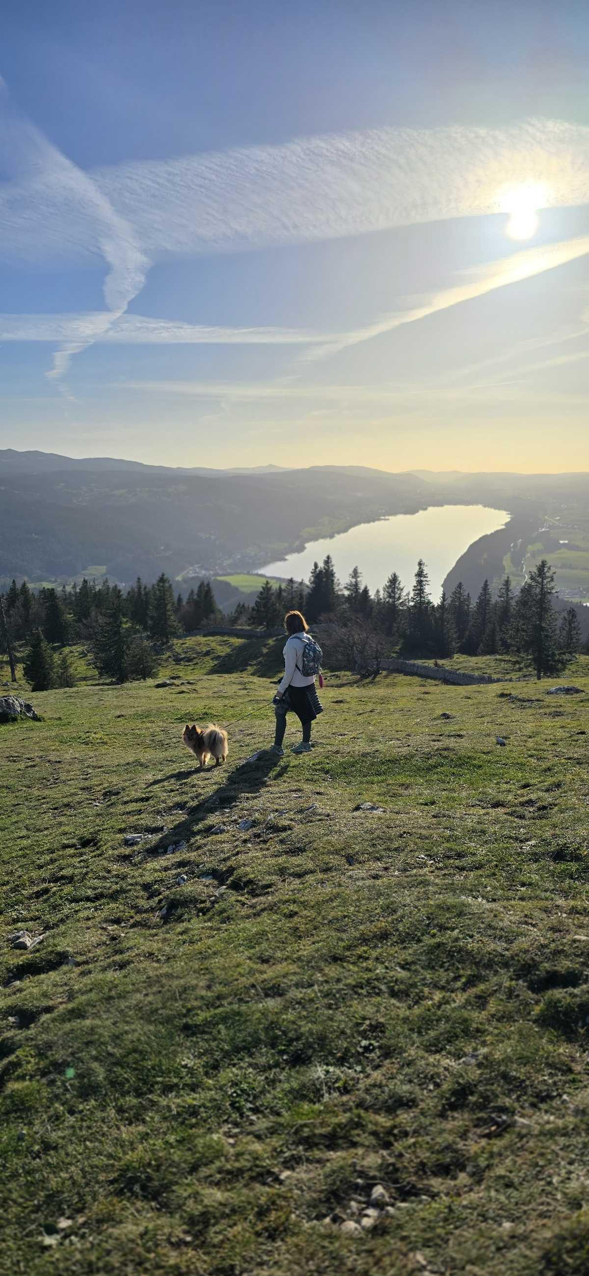 Dent de Vaulion (Jura vaudois, Suisse) : Une ascension familiale jusqu’au sommet avec vue sur toute la Romandie ! 🏞️🐾