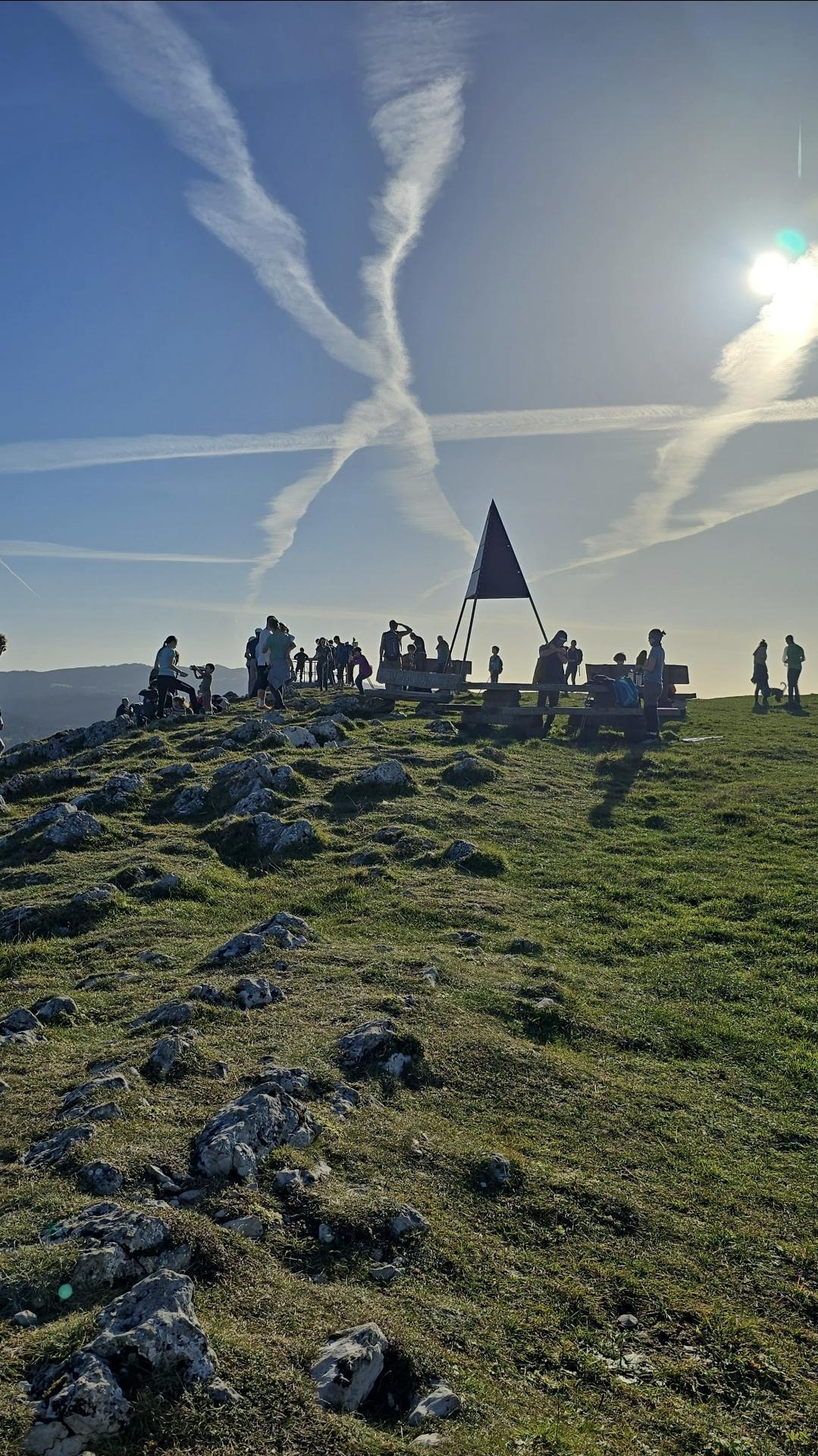 Dent de Vaulion (Jura vaudois, Suisse) : Une ascension familiale jusqu’au sommet avec vue sur toute la Romandie ! 🏞️🐾