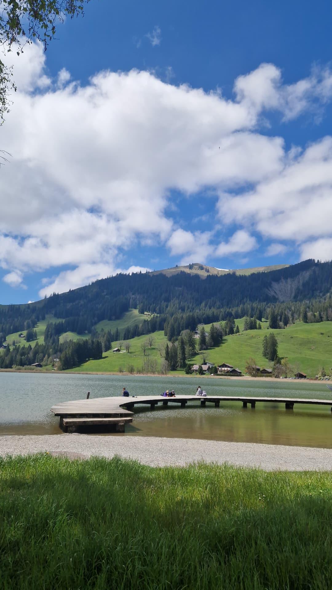 Lac Noir (Fribourg) : Une randonnée ludique et magique autour du Schwarzsee 🌲🐾
