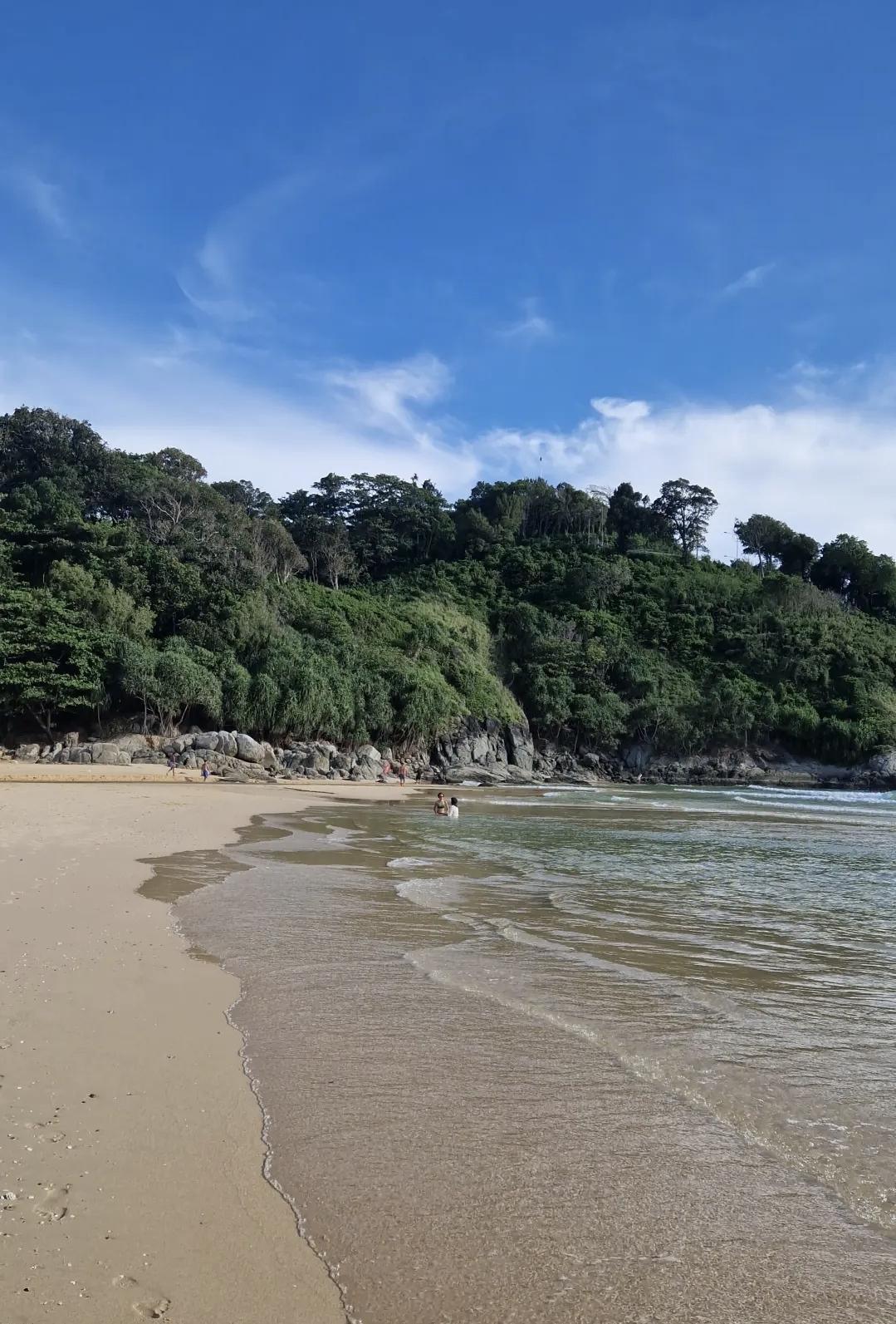Plage de Nai Harn – Ambiance familiale et couchers de soleil inoubliables 🌅 Plage de Nai Harn – Ambiance familiale et couchers de soleil inoubliables 🌅