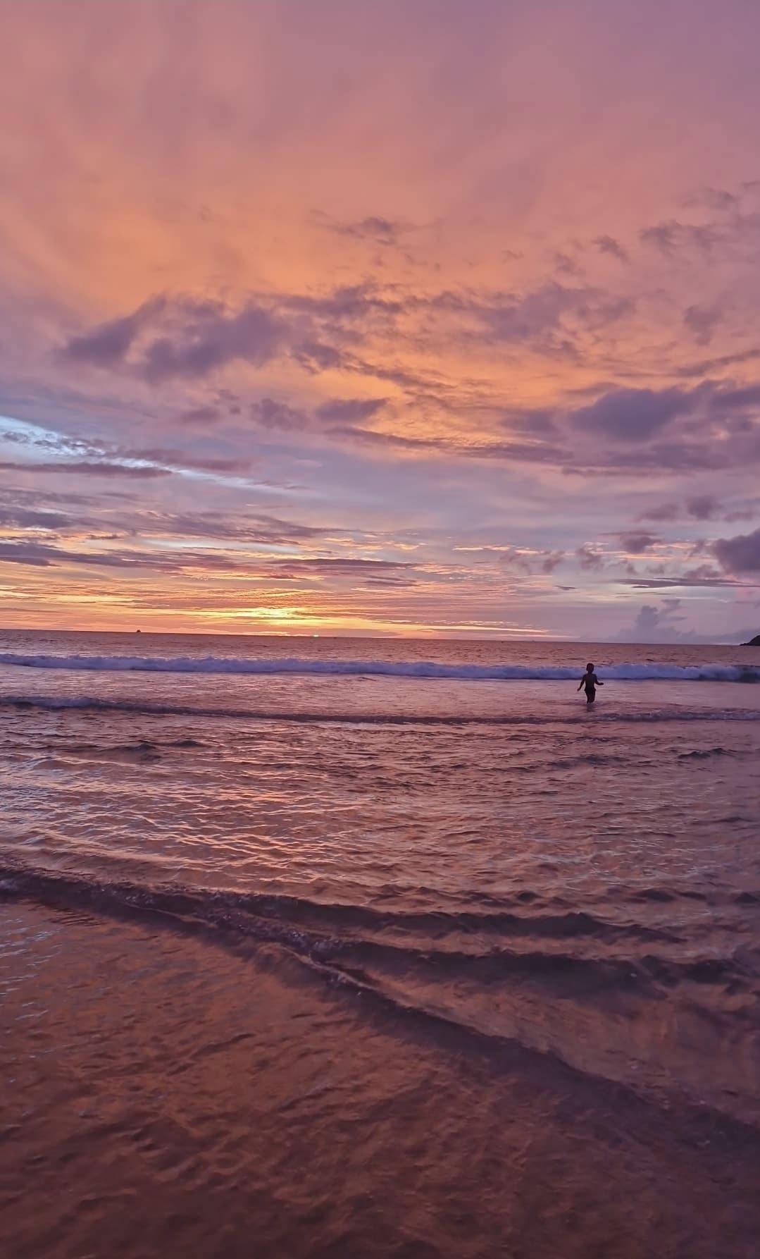 Plage de Nai Harn – Ambiance familiale et couchers de soleil inoubliables 🌅 Plage de Nai Harn – Ambiance familiale et couchers de soleil inoubliables 🌅