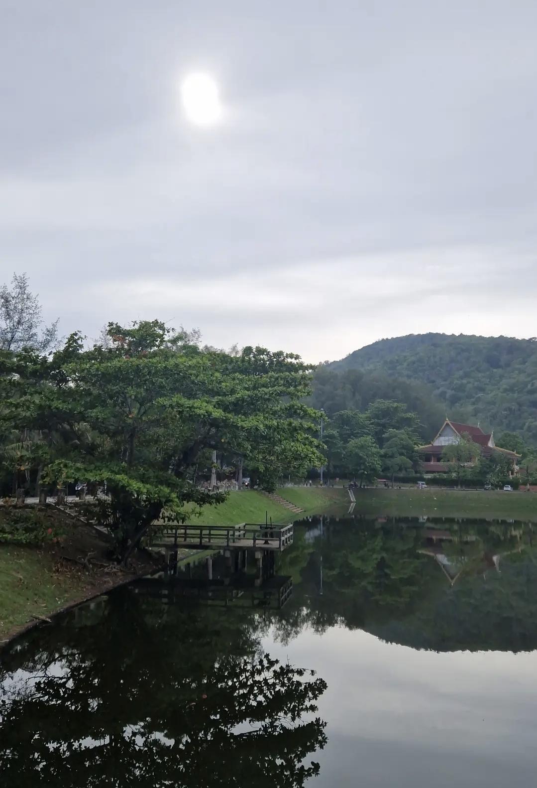 Lac de Nai Harn – Balade et festivités 🌿 Lac de Nai Harn – Balade et festivités 🌿