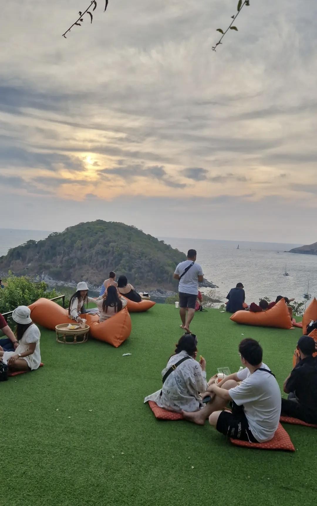 Sunmore Day Café : Vue magique sur la mer à Phuket 🌅 Sunmore Day Café : Vue magique sur la mer à Phuket 🌅