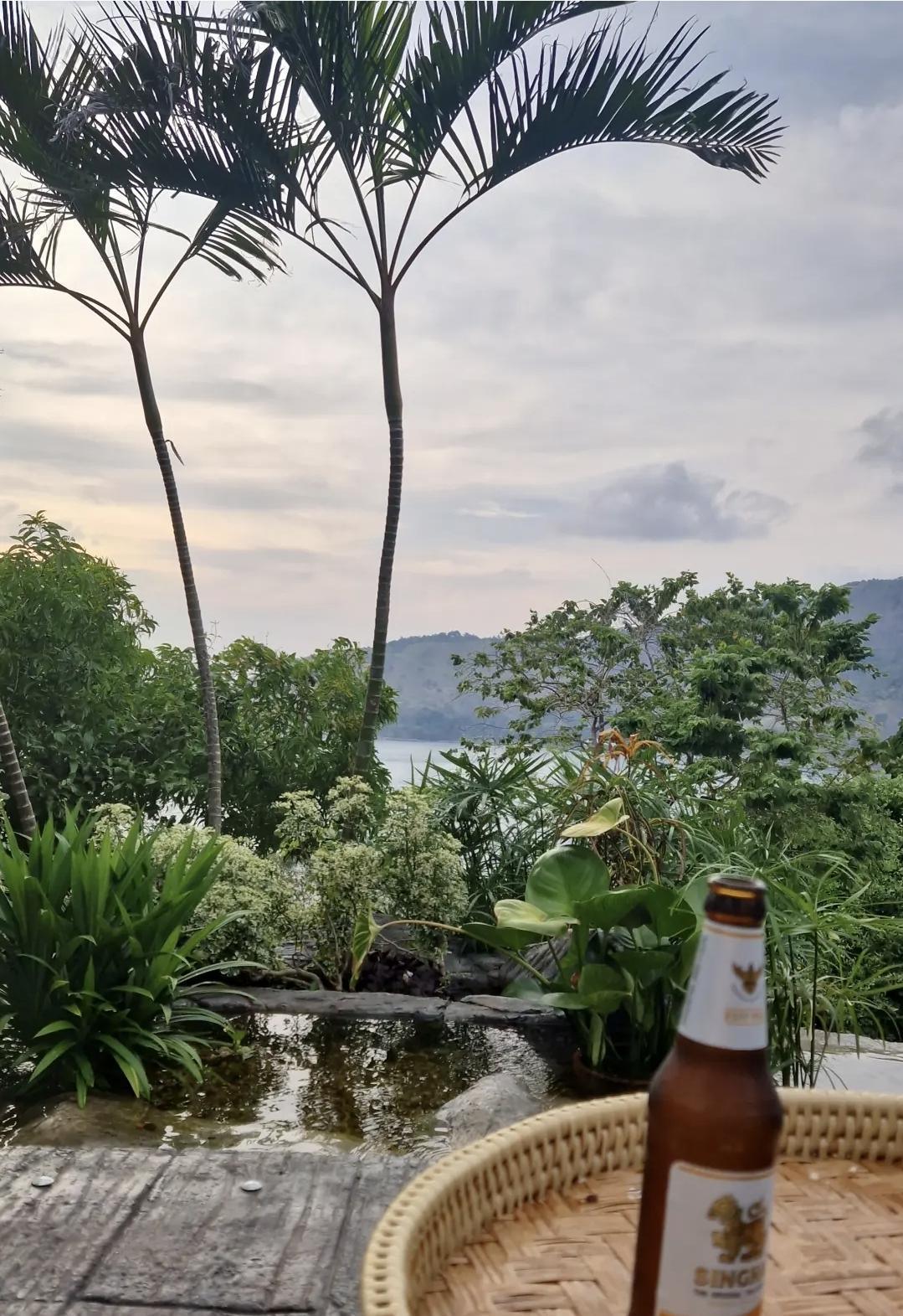 Sunmore Day Café : Vue magique sur la mer à Phuket 🌅 Sunmore Day Café : Vue magique sur la mer à Phuket 🌅