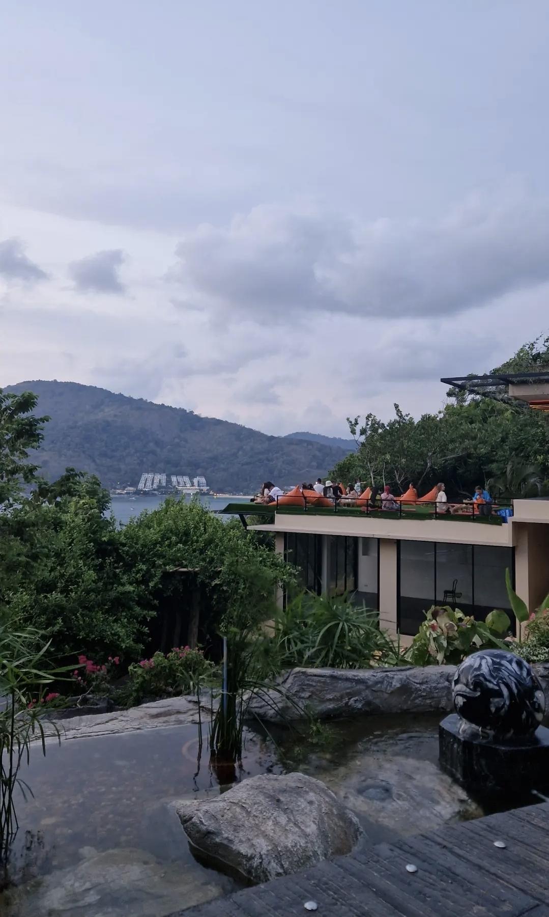 Sunmore Day Café : Vue magique sur la mer à Phuket 🌅 Sunmore Day Café : Vue magique sur la mer à Phuket 🌅