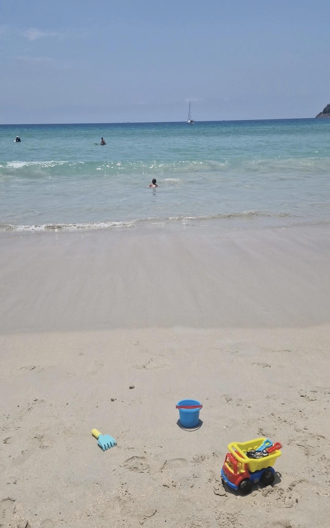 Kata Beach – Une longue plage aux eaux turquoises à Phuket 🏖️ Kata Beach – Une longue plage aux eaux turquoises à Phuket 🏖️