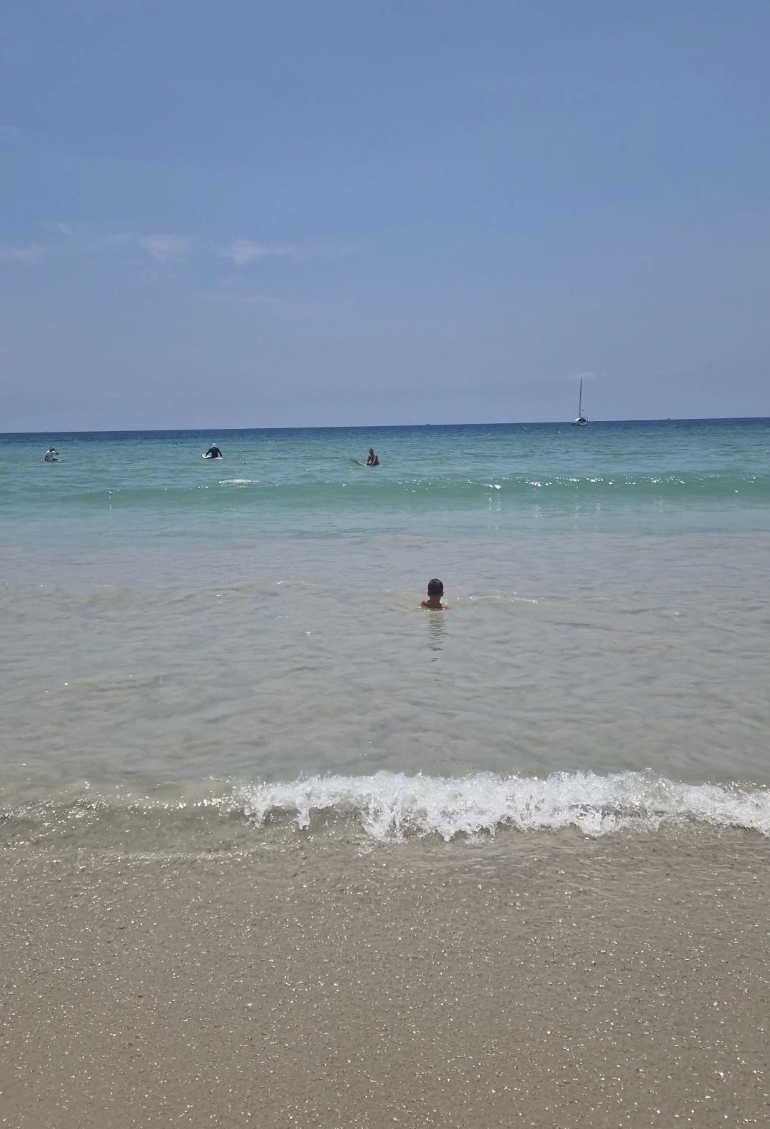 Kata Beach – Une longue plage aux eaux turquoises à Phuket 🏖️