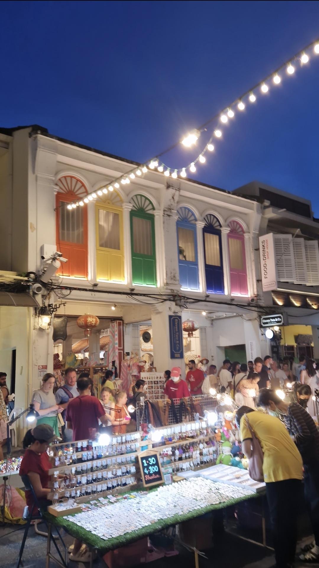 Marché du dimanche soir de Phuket Town – Couleurs et saveurs 🌈🍢 Marché du dimanche soir de Phuket Town – Couleurs et saveurs 🌈🍢