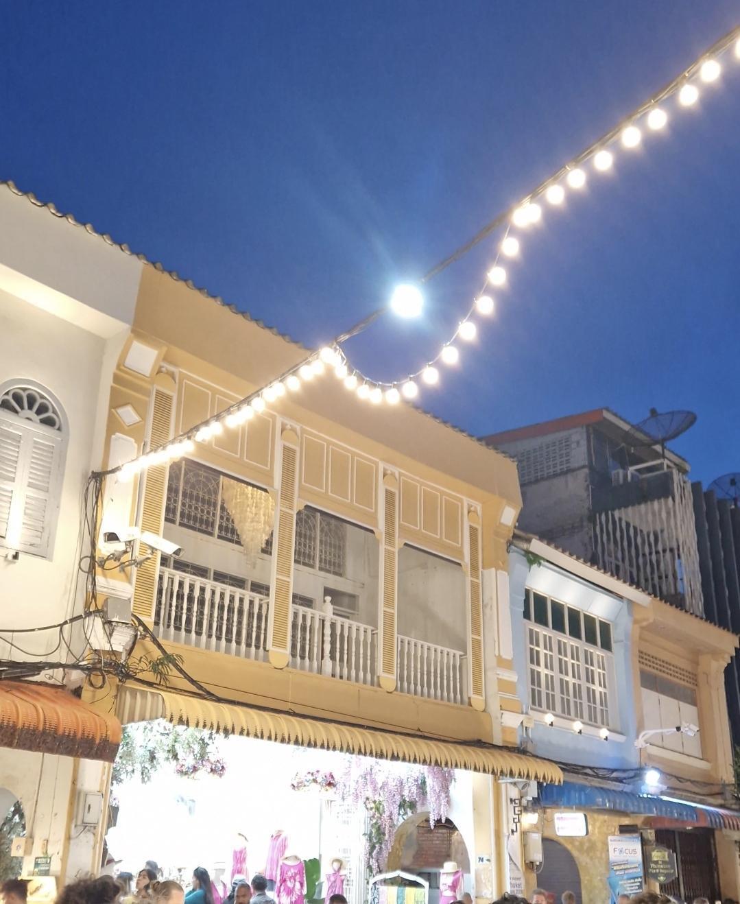 Marché du dimanche soir de Phuket Town – Couleurs et saveurs 🌈🍢