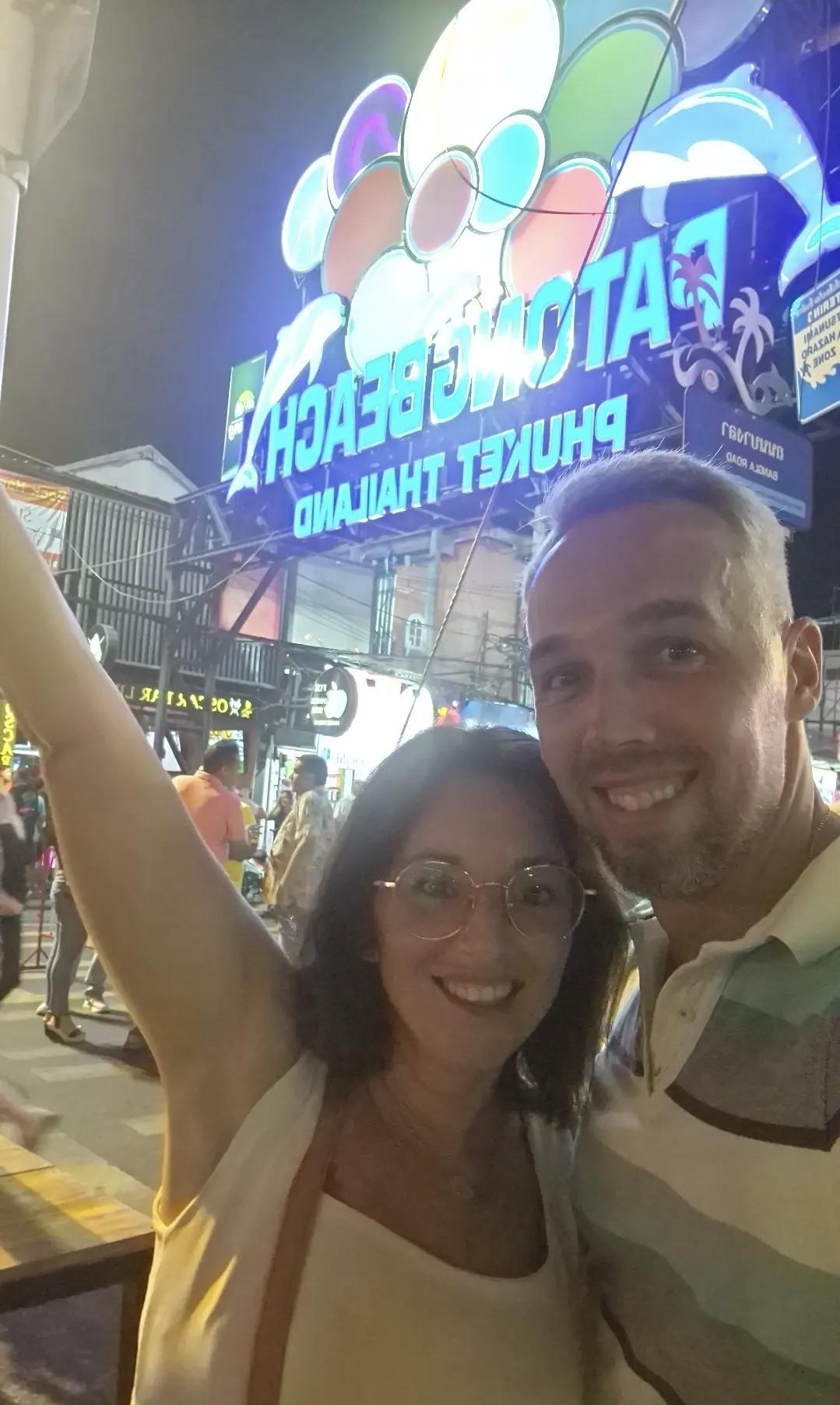 Bangla Road – Le cœur festif de Phuket 🎶🍹 Bangla Road – Le cœur festif de Phuket 🎶🍹