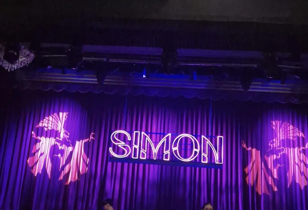 Simon Cabaret – Spectacle flamboyant à Phuket ✨🎭