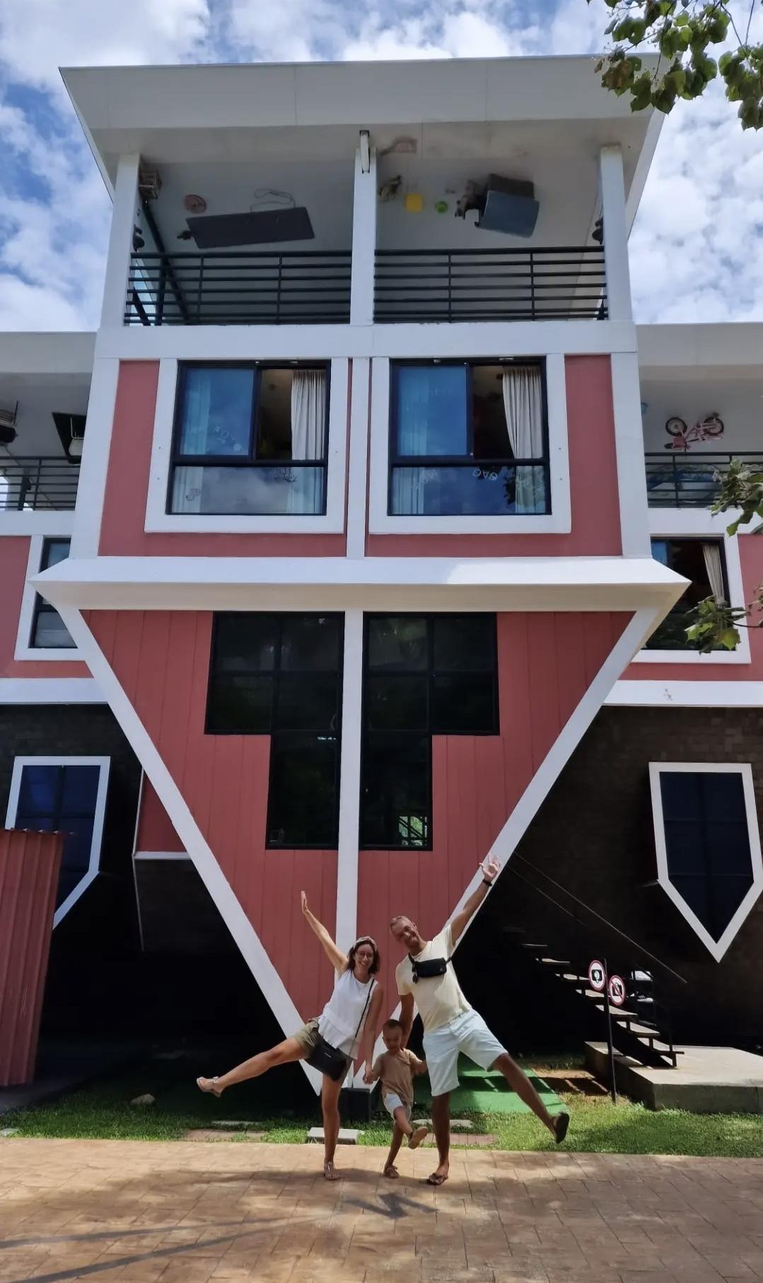 Upside Down House – La maison à l’envers pour des photos rigolotes 📸 Upside Down House – La maison à l’envers pour des photos rigolotes 📸