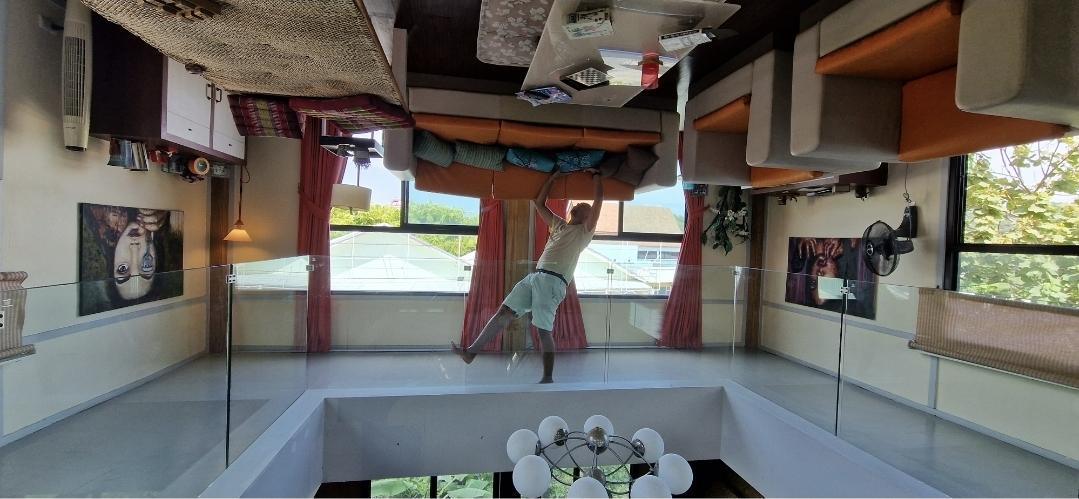 Upside Down House – La maison à l’envers pour des photos rigolotes 📸 Upside Down House – La maison à l’envers pour des photos rigolotes 📸