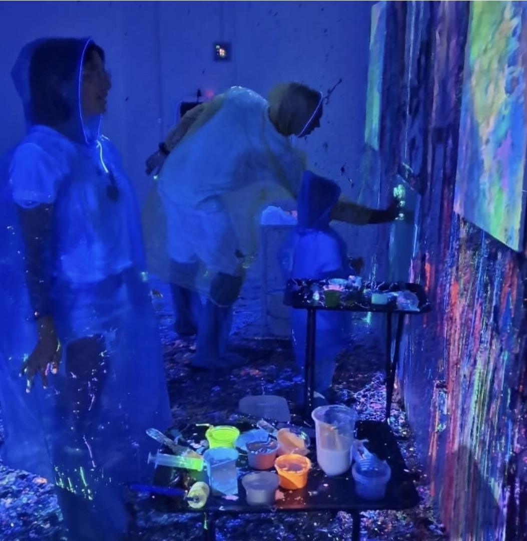 Fickle Lifestyle Phuket – Atelier peinture fluo pour petits et grands 🎨✨